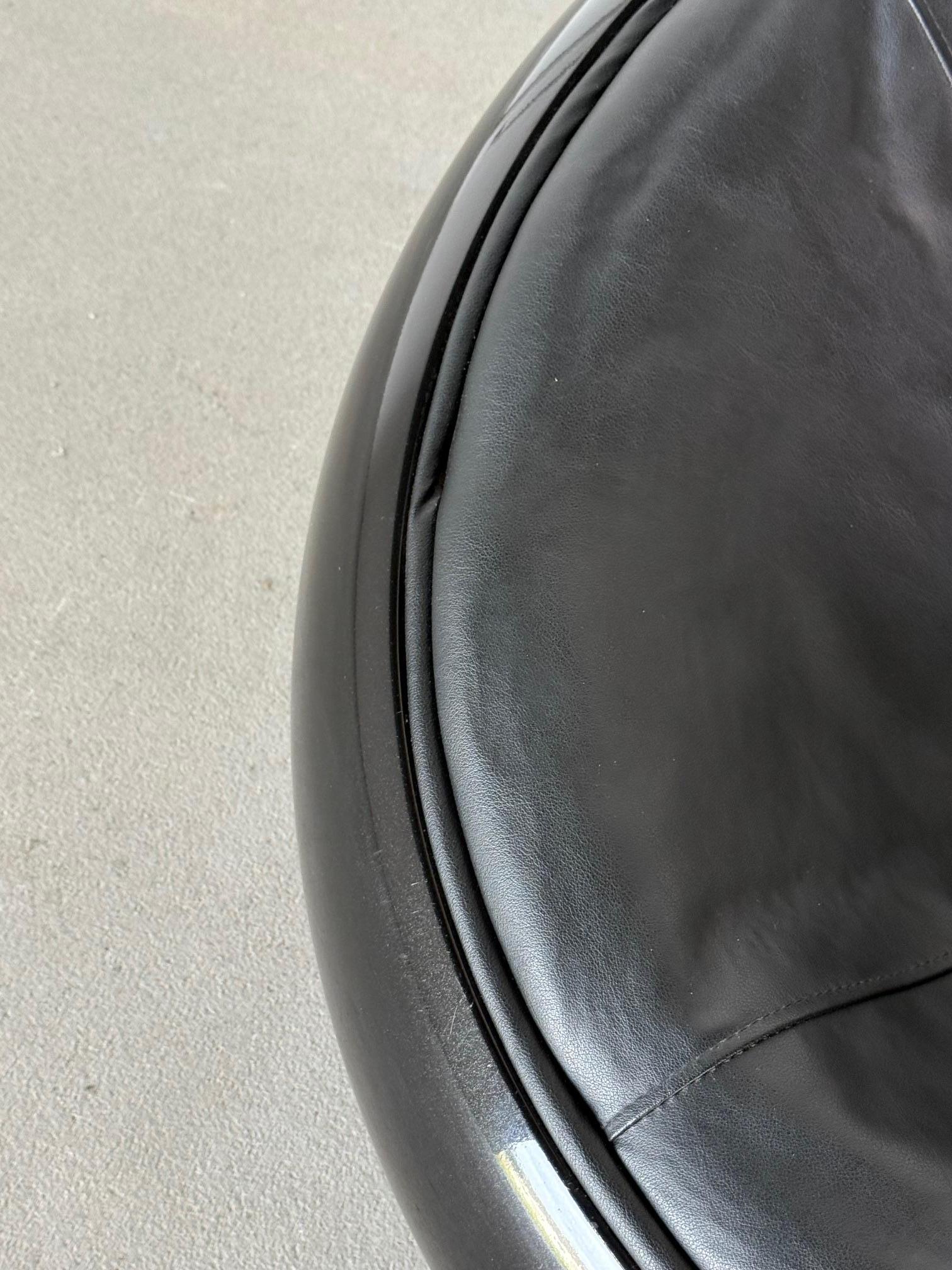 Late 20th Century Space Age Lounge Chair in Black Polycarbonate with Integrated Leather Seat For Sale
