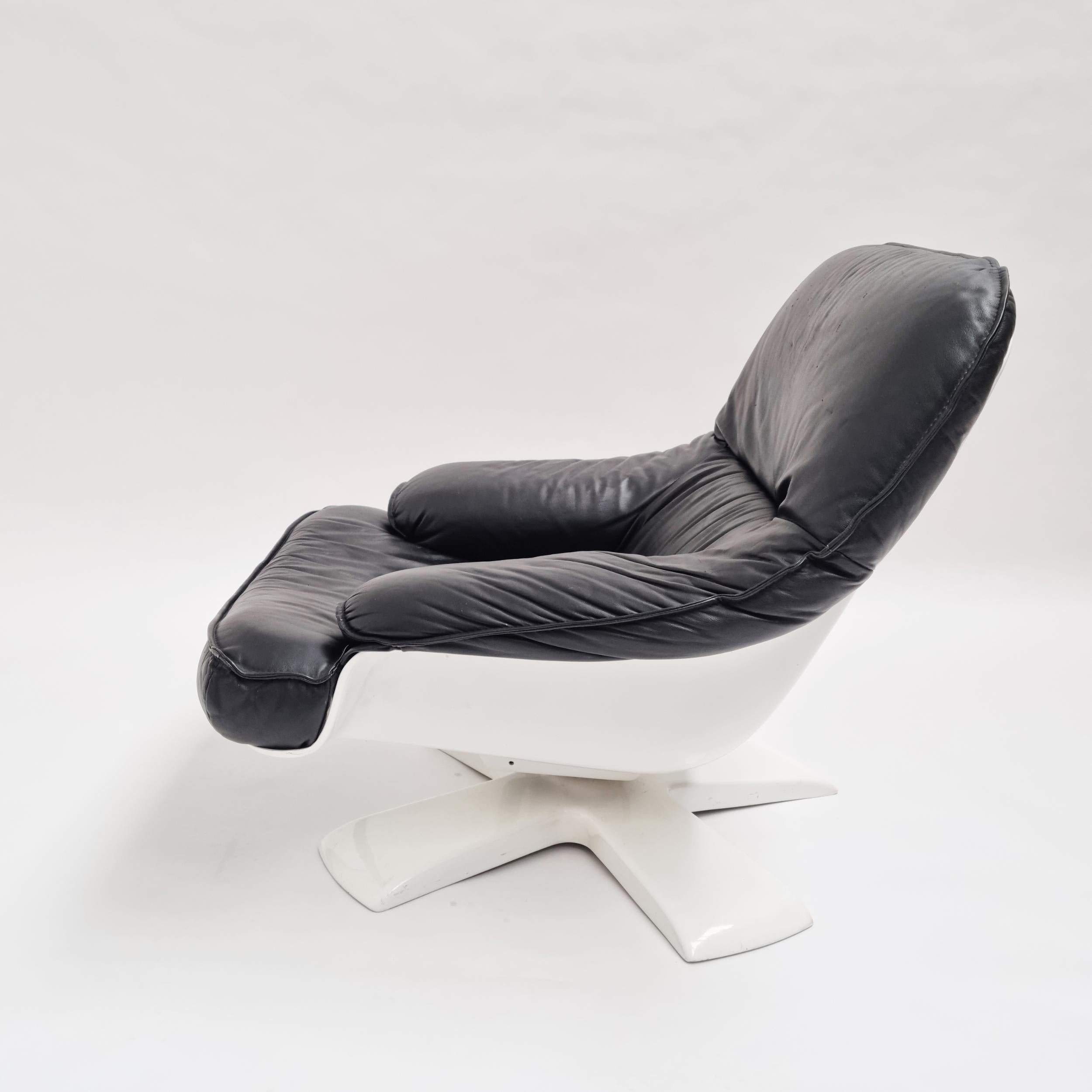 Space Age Lounge Chair In White Fiberglass Black Leather, 1970s 4