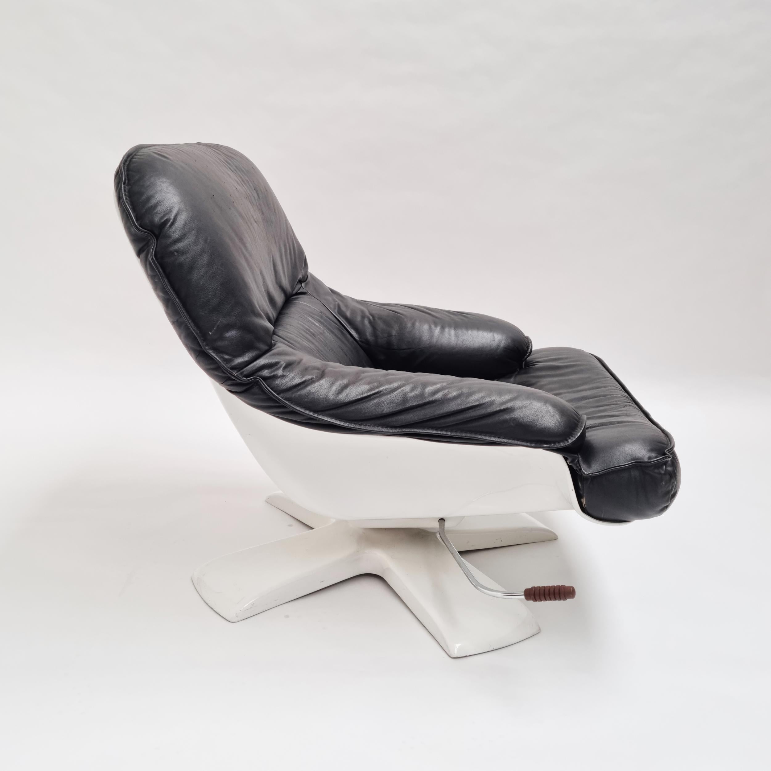 Space Age Lounge Chair In White Fiberglass Black Leather, 1970s 5
