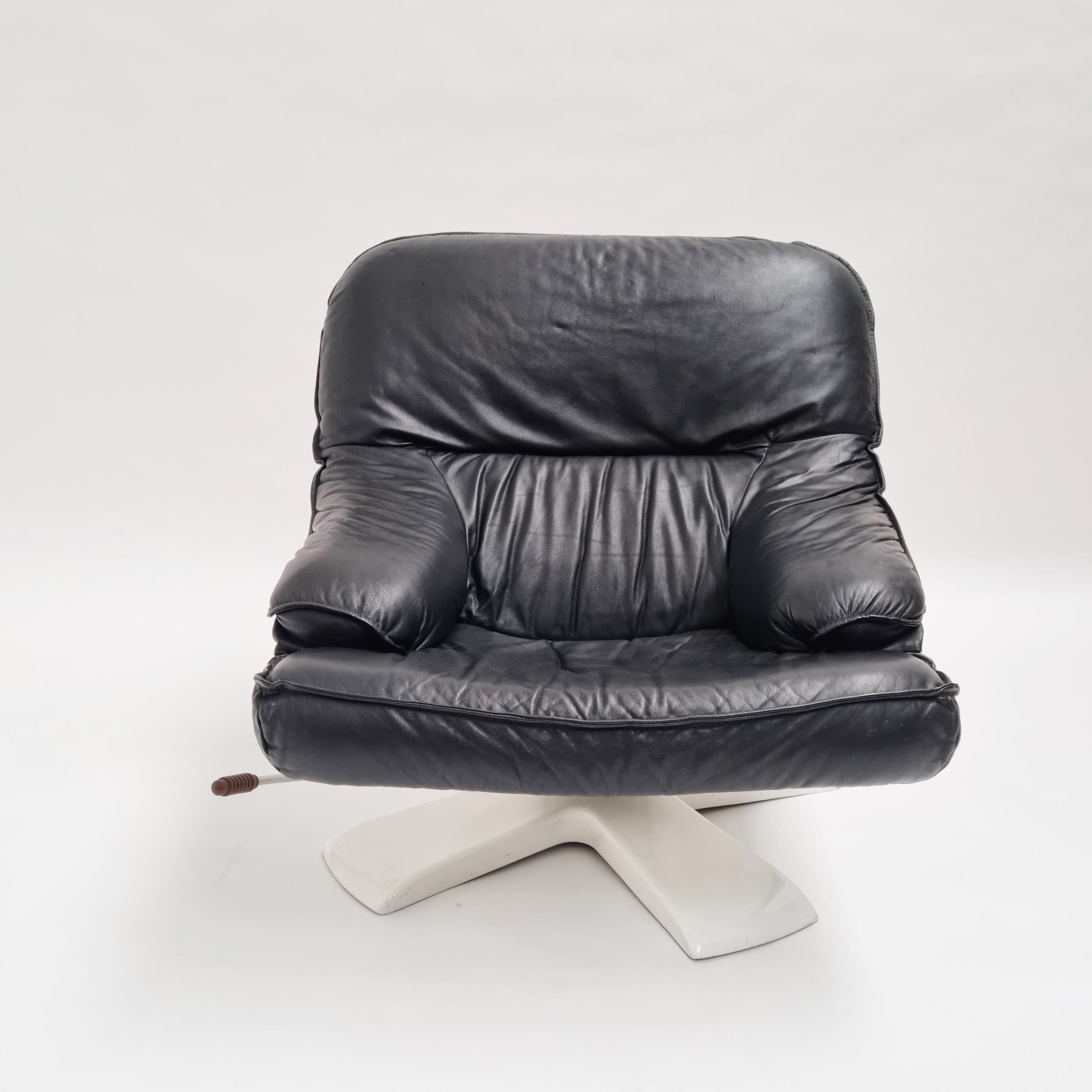 Space Age Lounge Chair In White Fiberglass Black Leather, 1970s 6