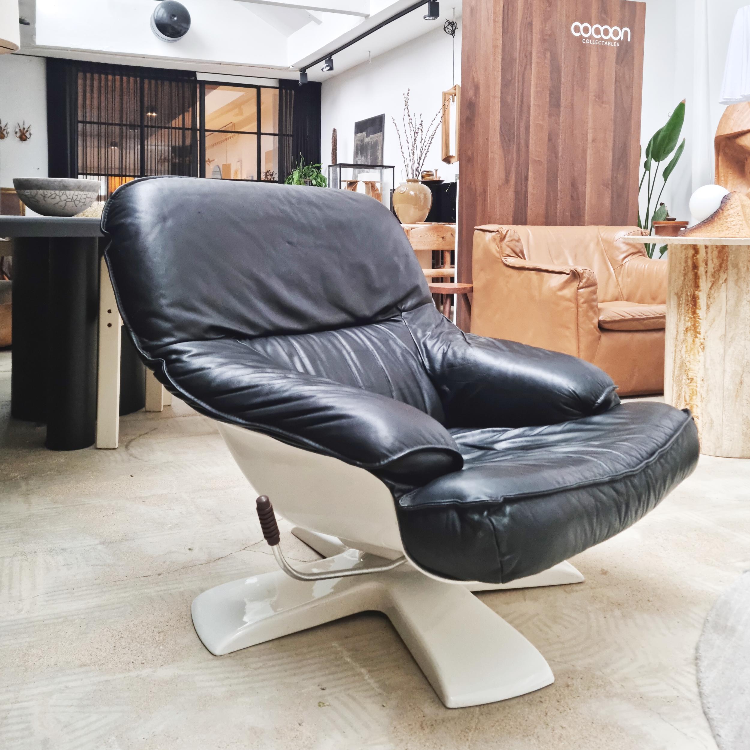Space Age Lounge Chair In White Fiberglass Black Leather, 1970s 9