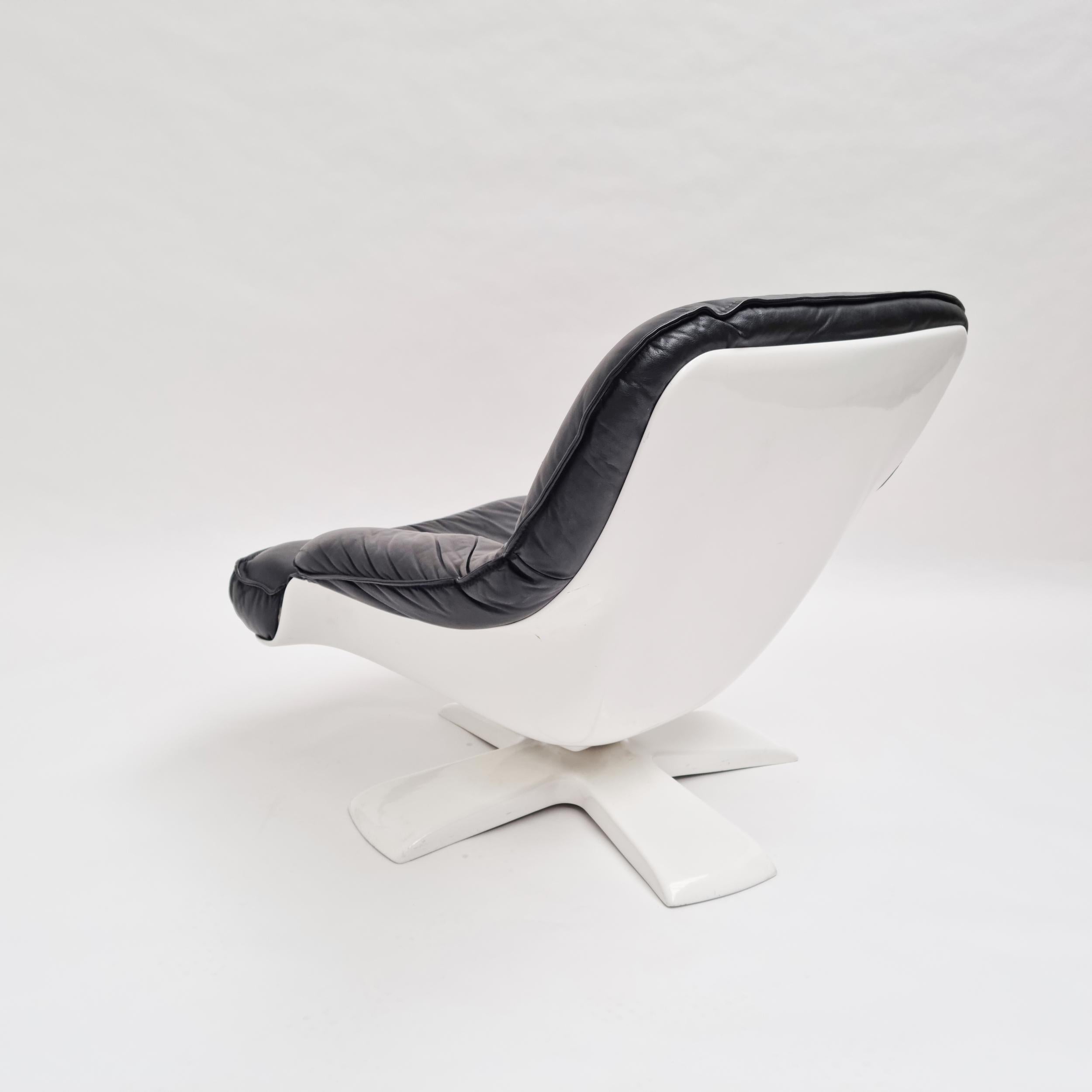 Dutch Space Age Lounge Chair In White Fiberglass Black Leather, 1970s