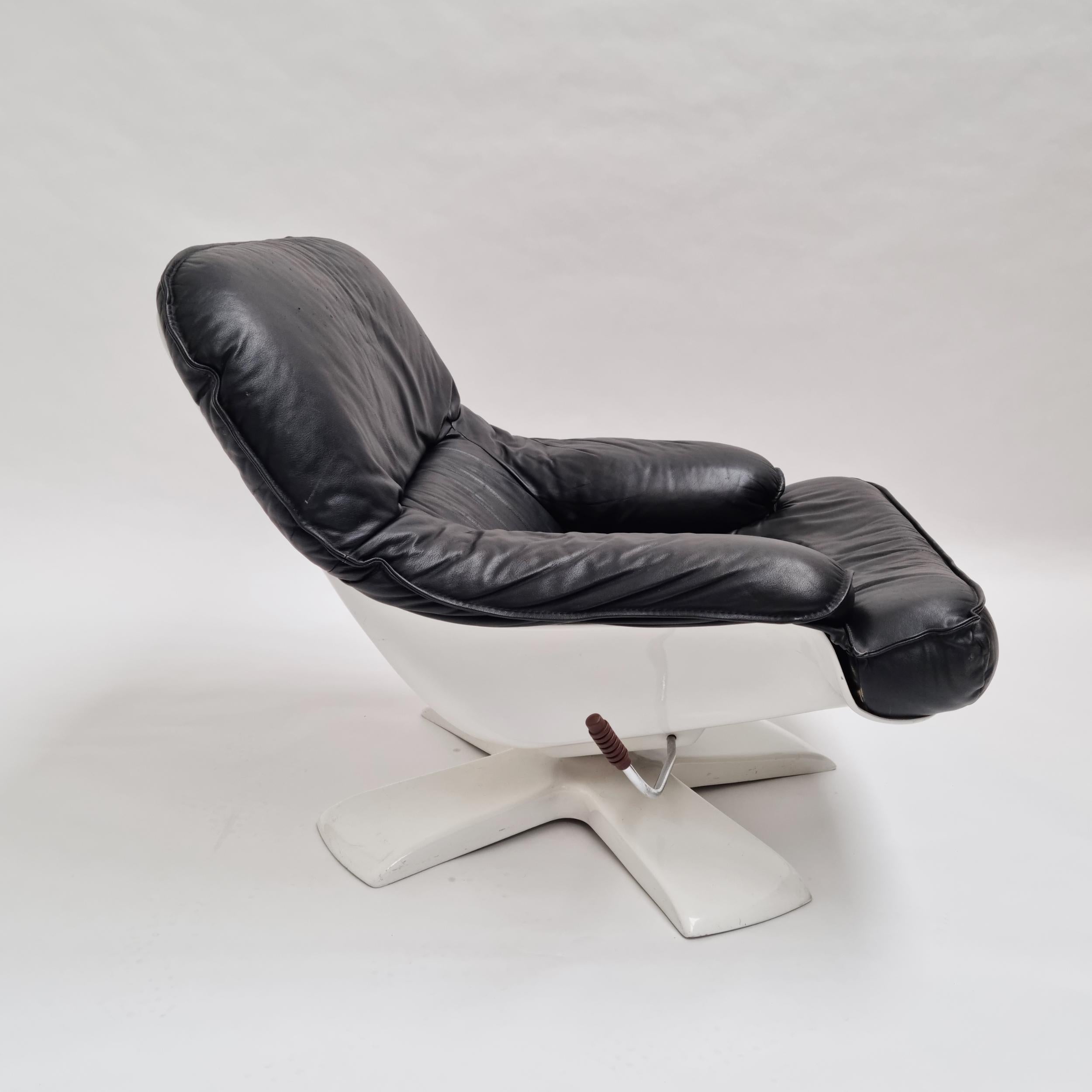 Space Age Lounge Chair In White Fiberglass Black Leather, 1970s In Good Condition In Hilversum, NL