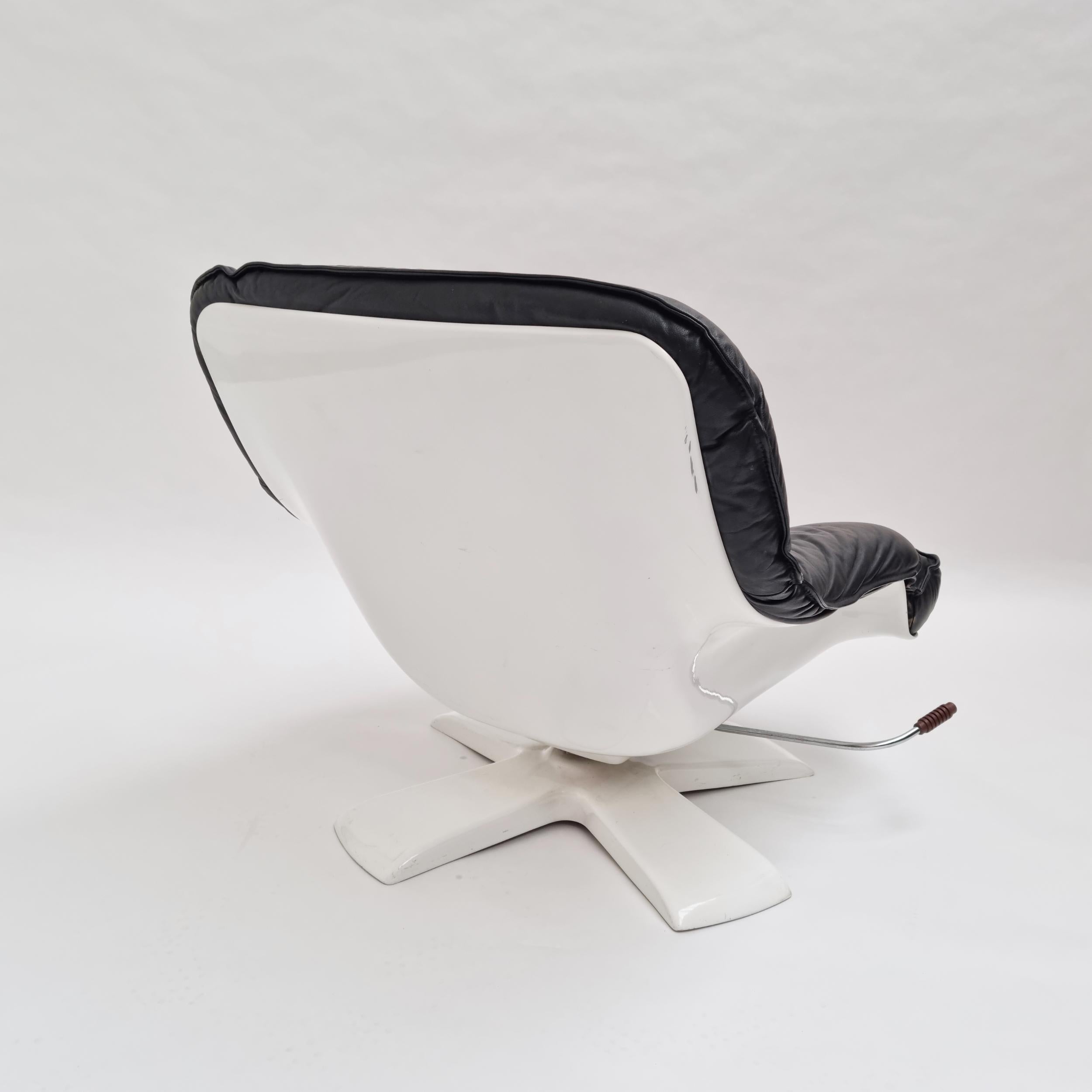 Late 20th Century Space Age Lounge Chair In White Fiberglass Black Leather, 1970s