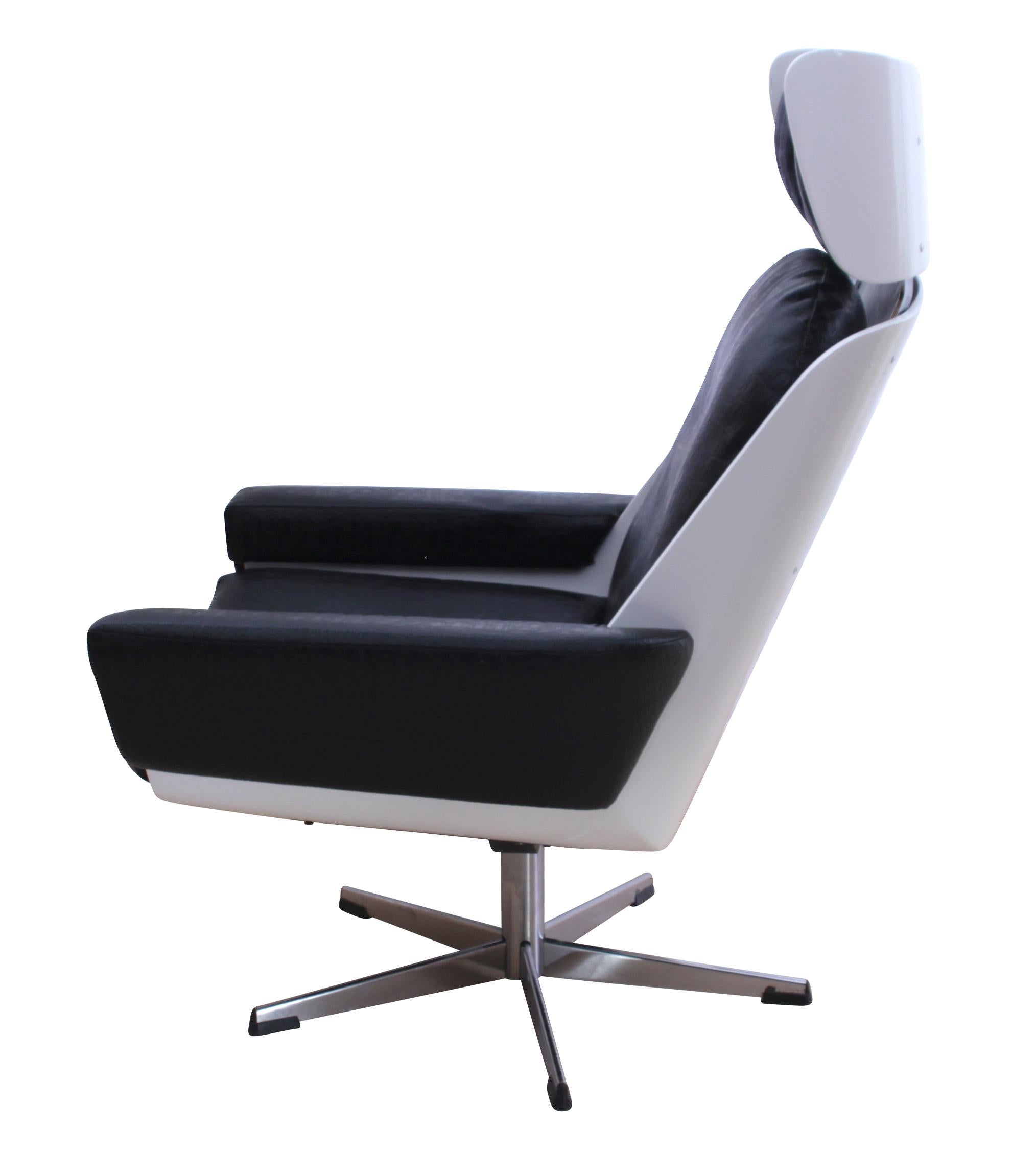 Space Age lounge chair, white lacquer, faux leather in reptile look, Germany, 1970s

Extraordinary rare design lounge chair from Germany, 1970s (Verner Panton Era style, Space Age)
White lacquered wood with backside cuts in for a 'reptile