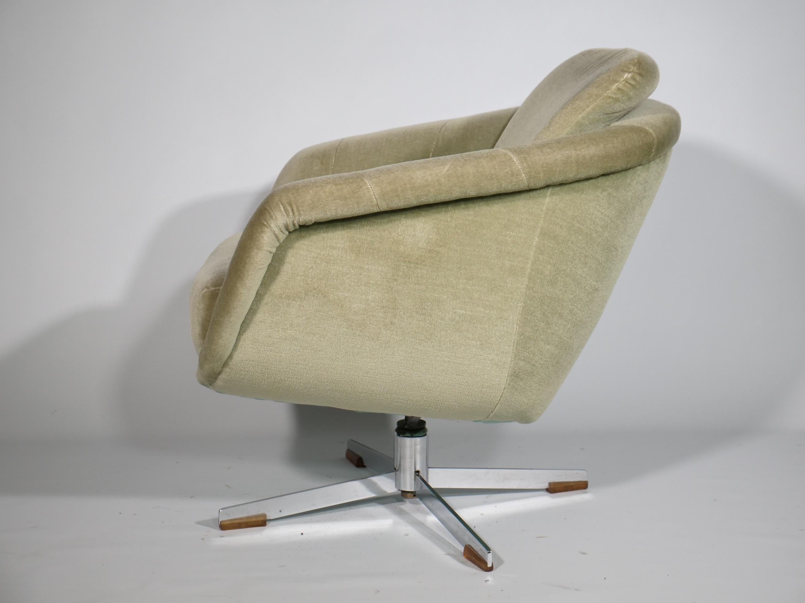 Italian Space Age Lounge Sessel Mid Century Modern Drehsessel aus Velours 1970er For Sale