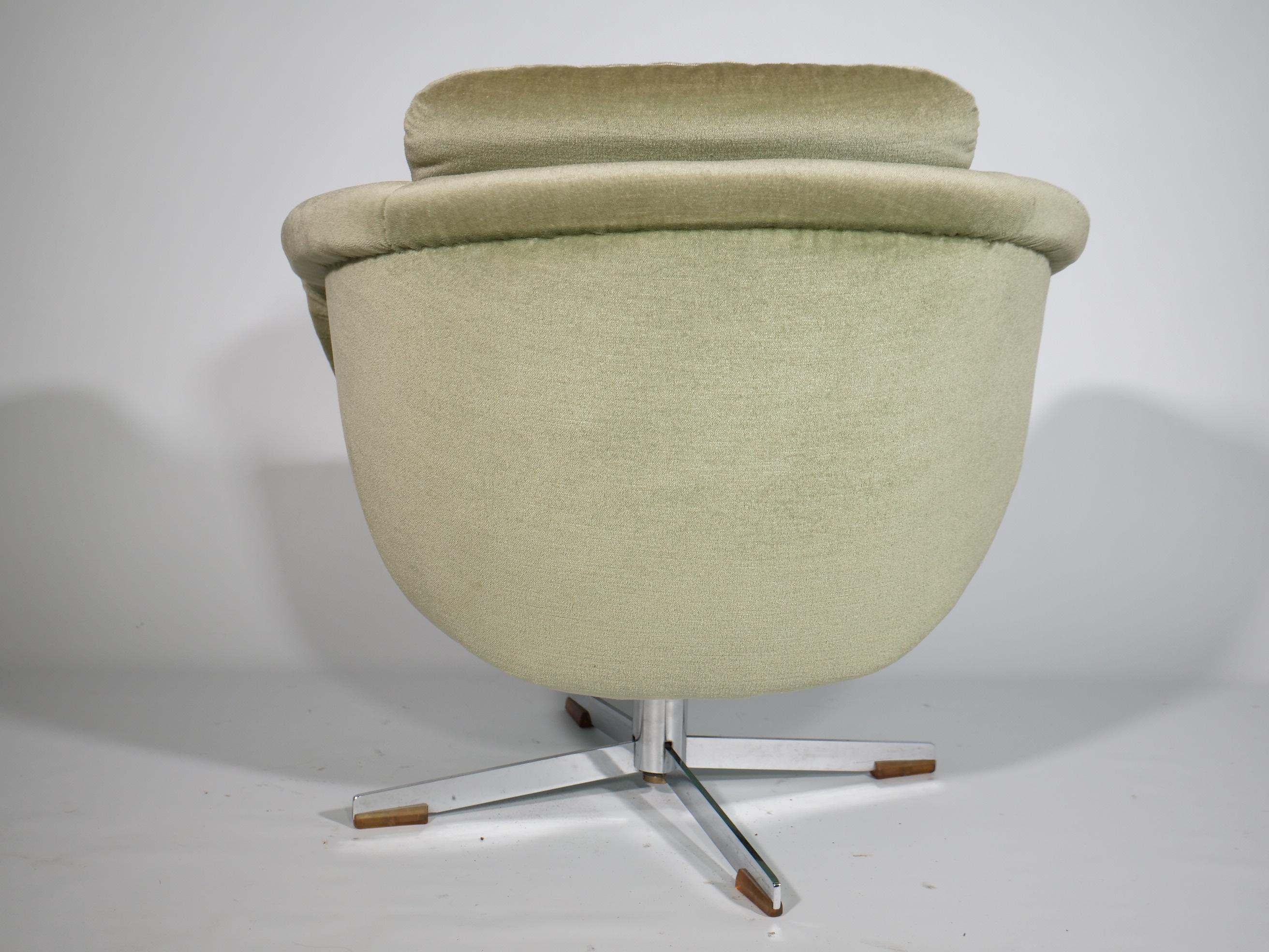 Space Age Lounge Sessel Mid Century Modern Drehsessel aus Velours 1970er In Good Condition For Sale In Mainz, DE