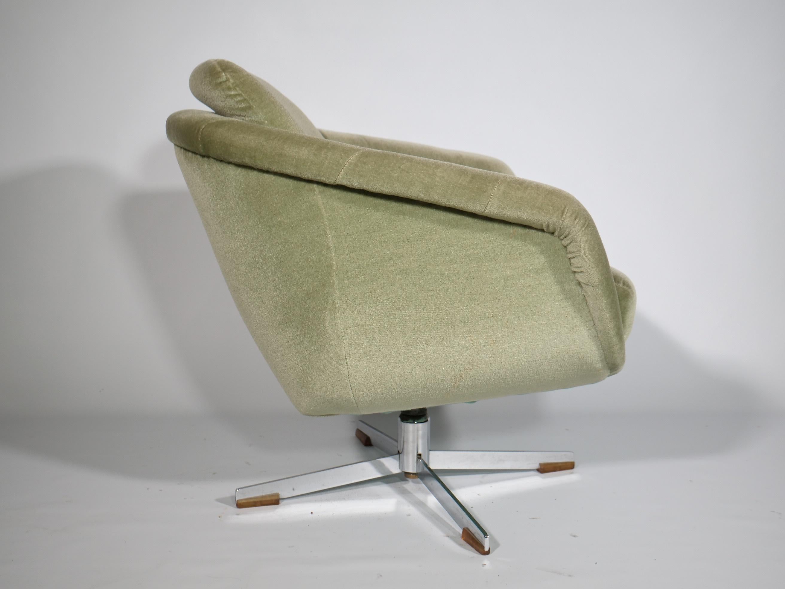 20th Century Space Age Lounge Sessel Mid Century Modern Drehsessel aus Velours 1970er For Sale