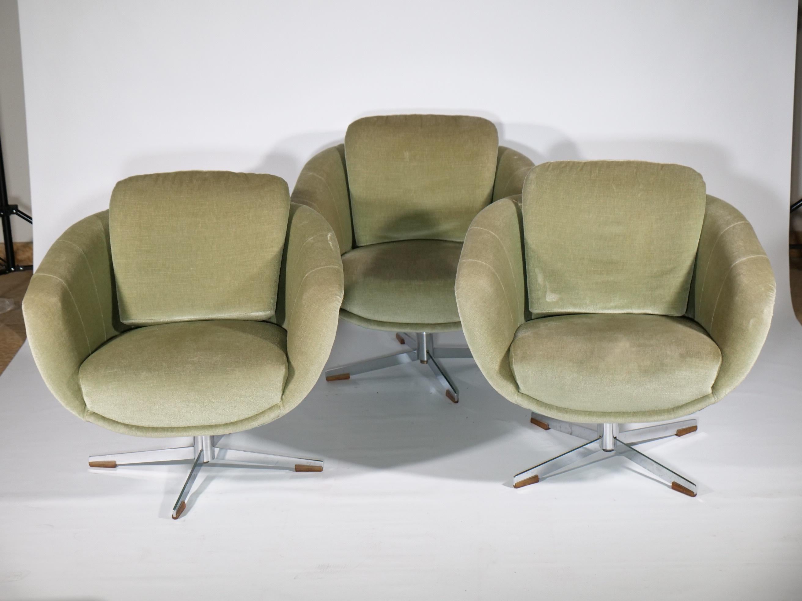 Metal Space Age Lounge Sessel Mid Century Modern Drehsessel aus Velours 1970er For Sale