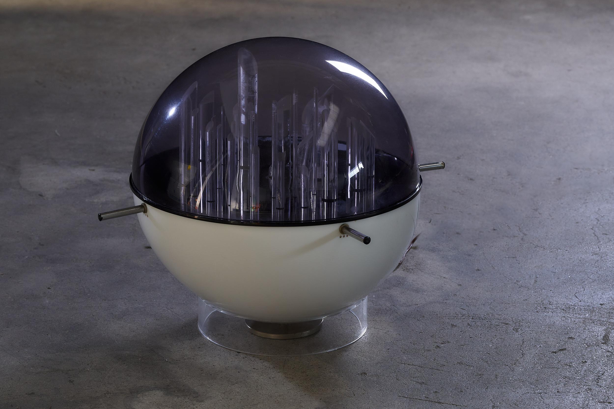 Space Age-Skulpturlampe aus Lucite und Metall von Gaetano Missaglia, Italien, 1970er Jahre im Angebot 1