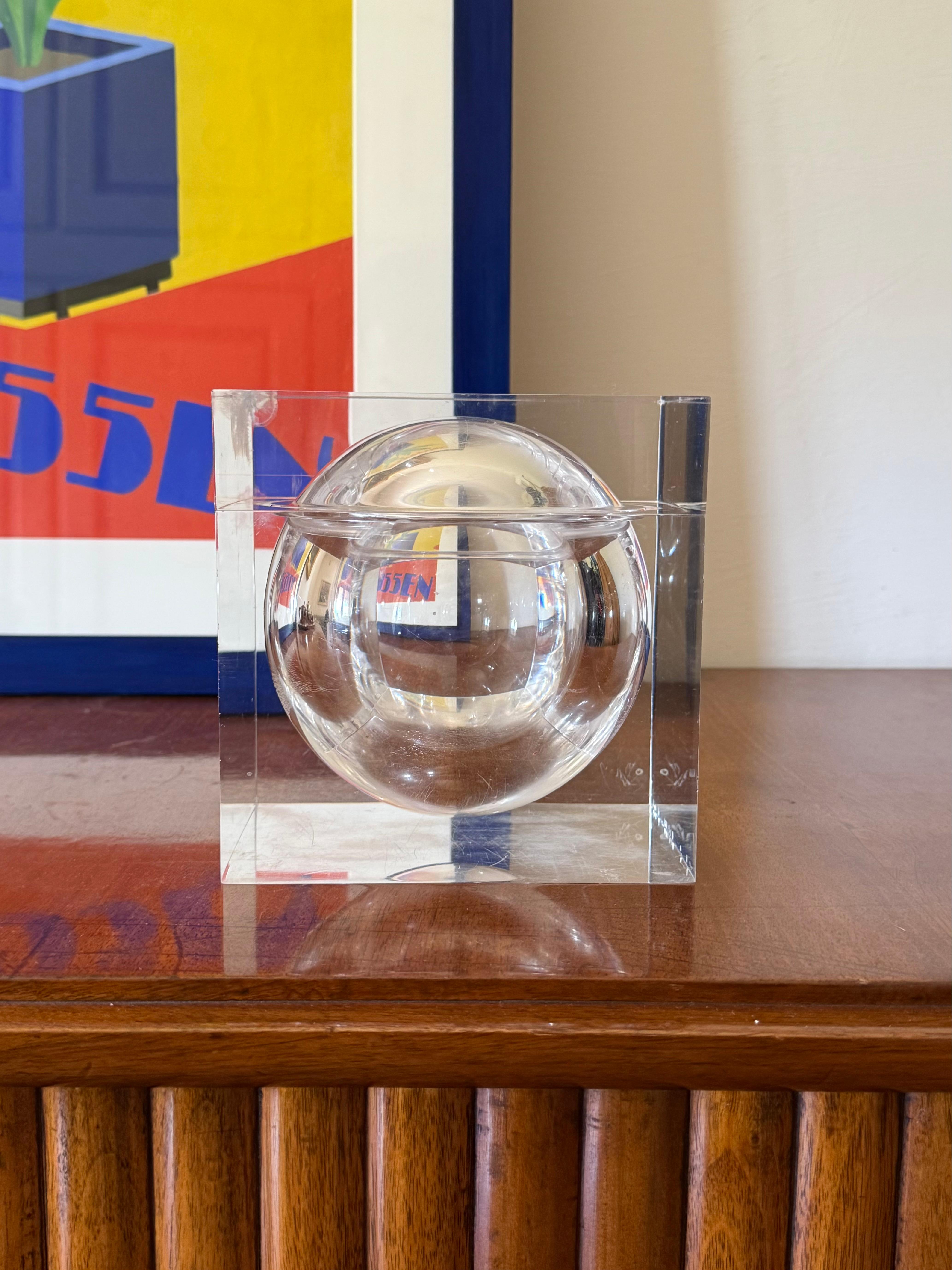 Space age lucite Ice Bucket mod. Bombo (Bumblebee)

Studio TG, Guzzini Italy, 1970s

Exhibited and included in the MOMA collection

H 15 × 15 cm 

Conditions: very good consistent with age and use. Small defect on one corner, check photo