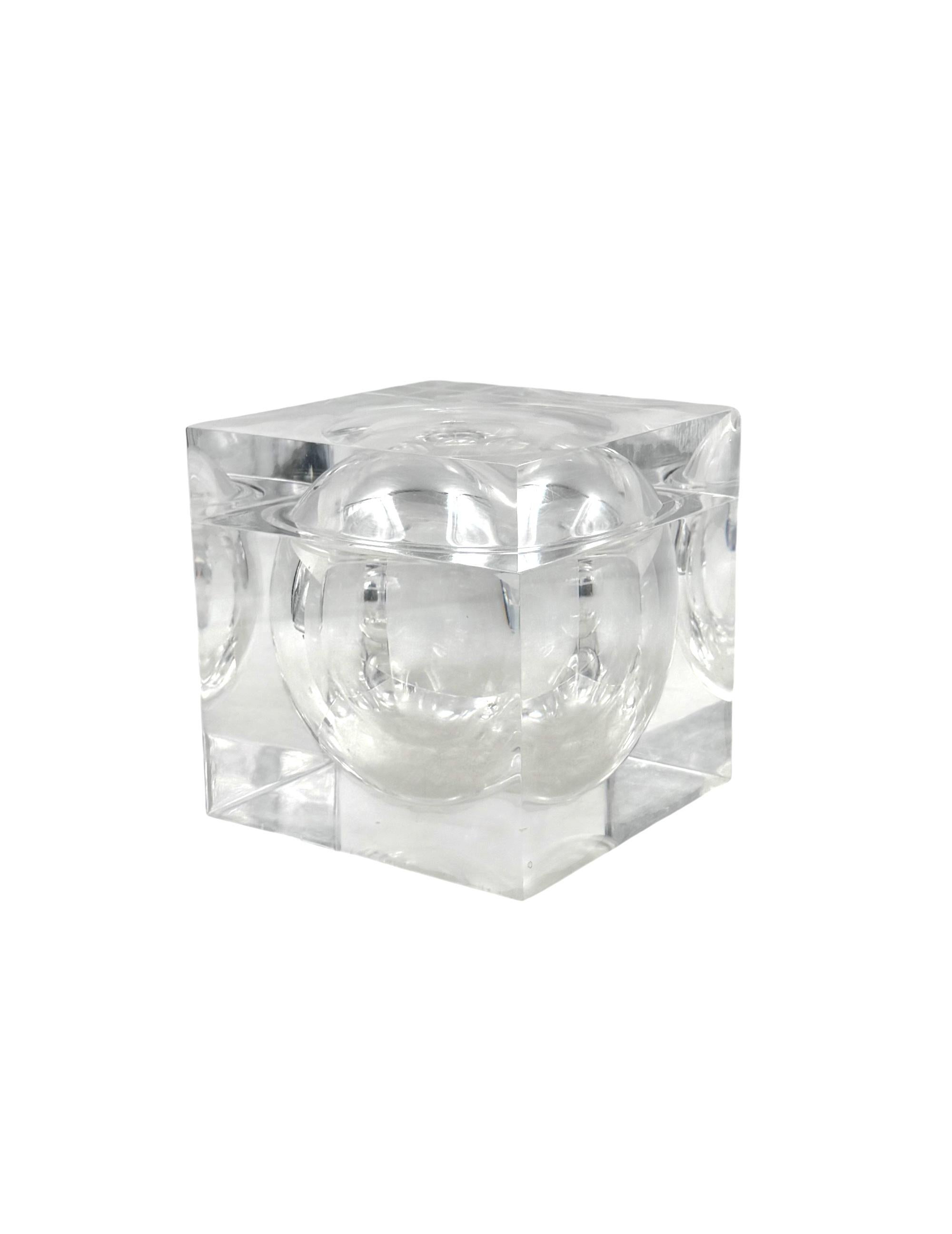 Space age lucite Ice Bucket mod. Bombo, Studio TG, Guzzini Italy, ca. 1970s in vendita 2