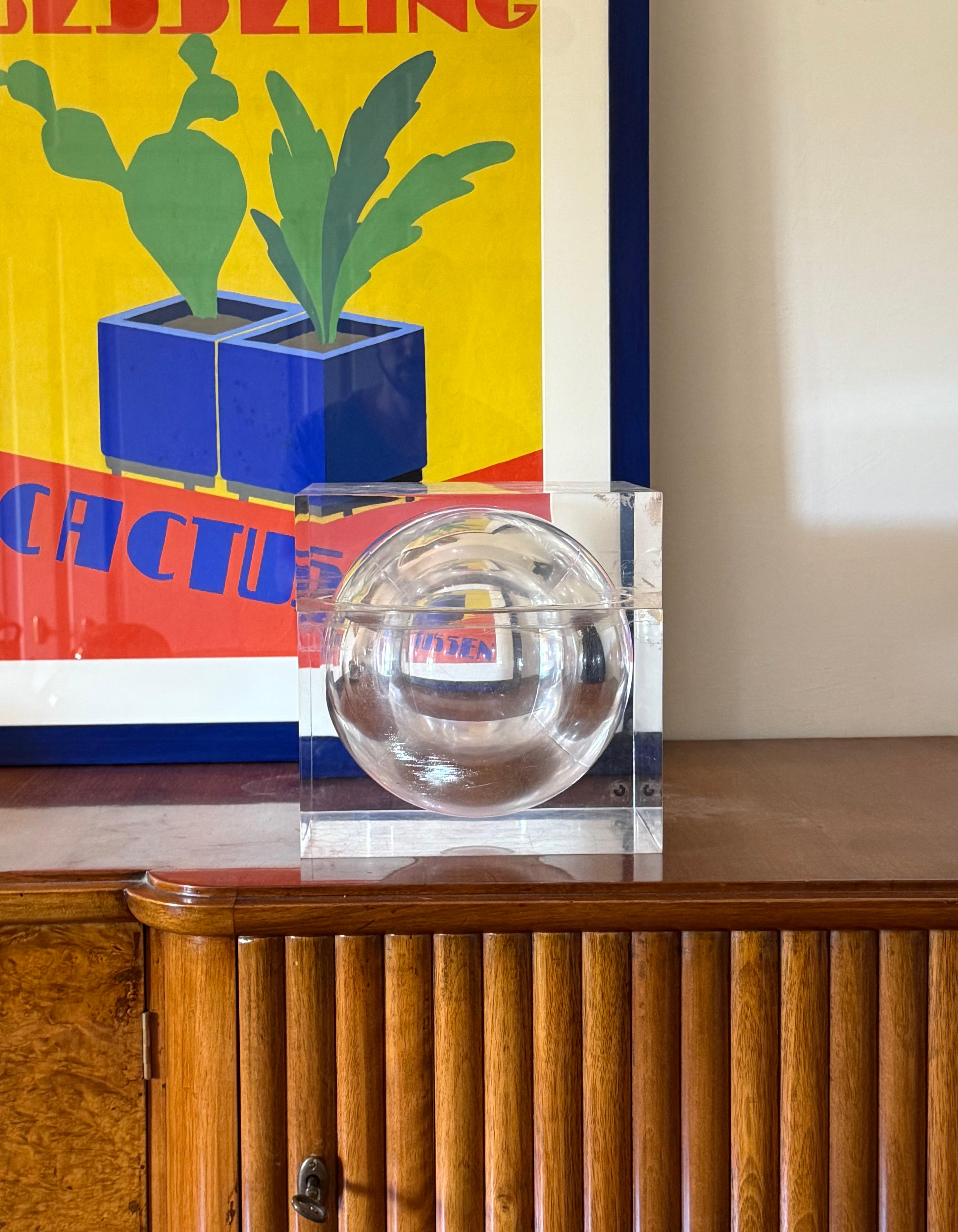 Seau à glace en lucite de l'ère spatiale mod. Bombo (grand modèle)

Studio TG, Guzzini Italie, 1970

Exposé et inclus dans la collection du MOMA

H 22 × 22 × 22 cm 

Étiqueté

État : très bon, conforme à l'âge et à l'utilisation. 