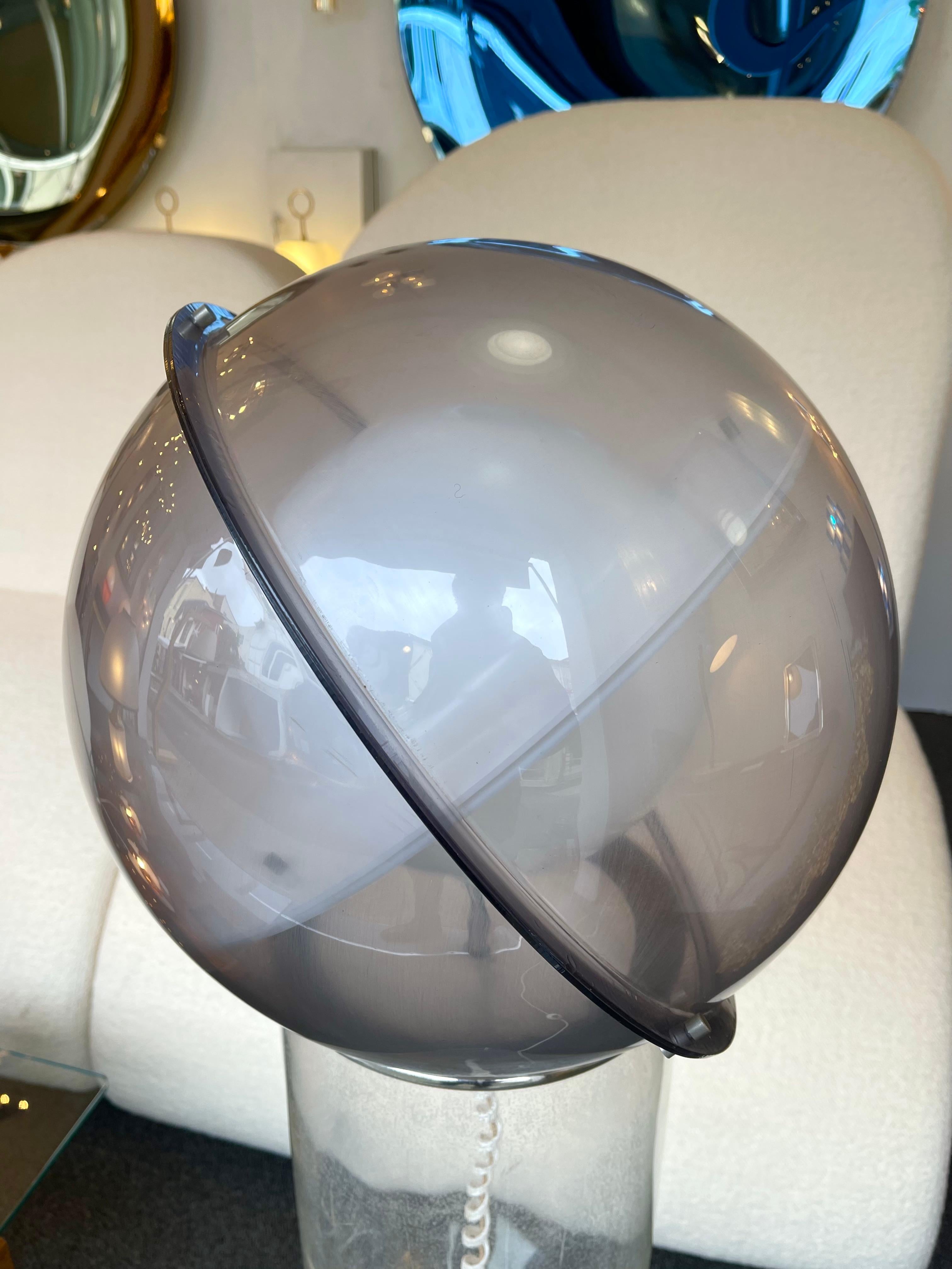 Lámpara de pie Saturn de Lucite de la Era Espacial, Italia, años 70 en venta 3