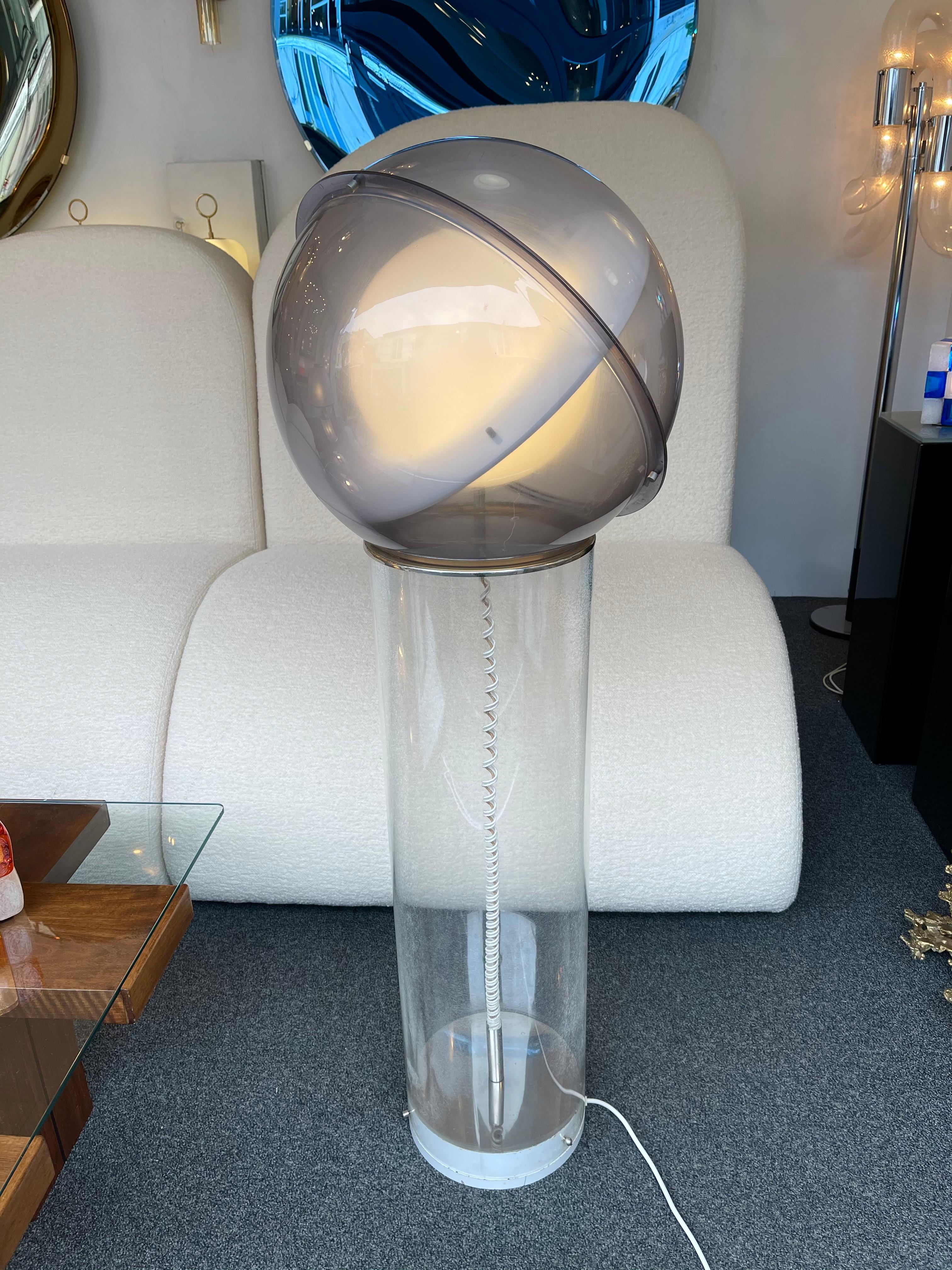 Rara lámpara de pie Saturn de Lucite y metal de la Modern Age de mediados de siglo. Atribuido a Filippo Panseca. Diseños famosos como Gaetano Missaglia, Carlo Nason, Stilnovo, Angelo Brotto para Esperia, Pierre Cardin, Francesco Boccola, Joe