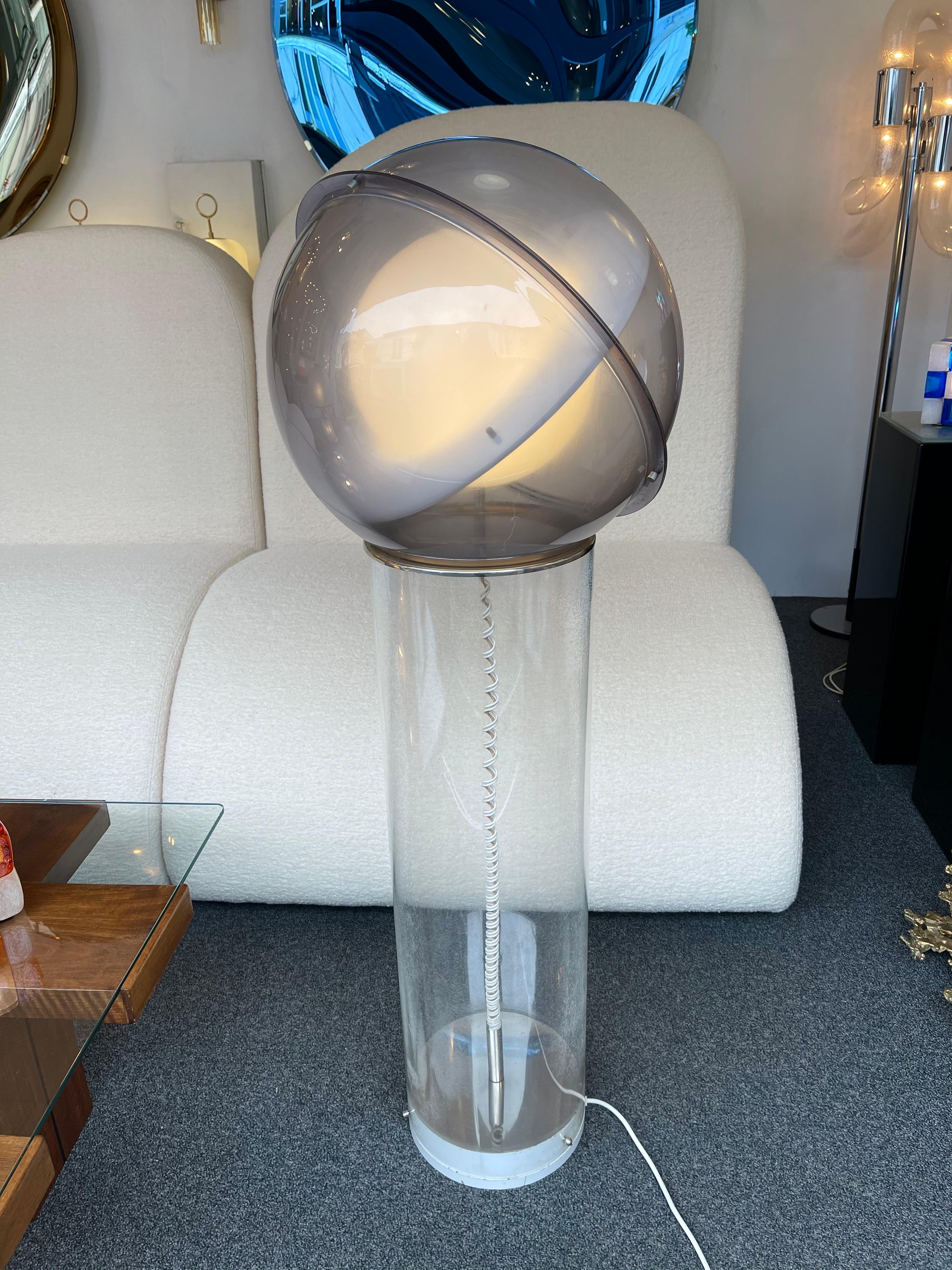 Rare lampadaire Space Age Mid-Century Modern Saturn en Lucite et métal. Attribué à Filippo Panseca. Des designers célèbres comme Gaetano Missaglia, Carlo Nason, Stilnovo, Angelo Brotto pour Esperia, Pierre Cardin, Francesco Boccola, Joe Colombo,