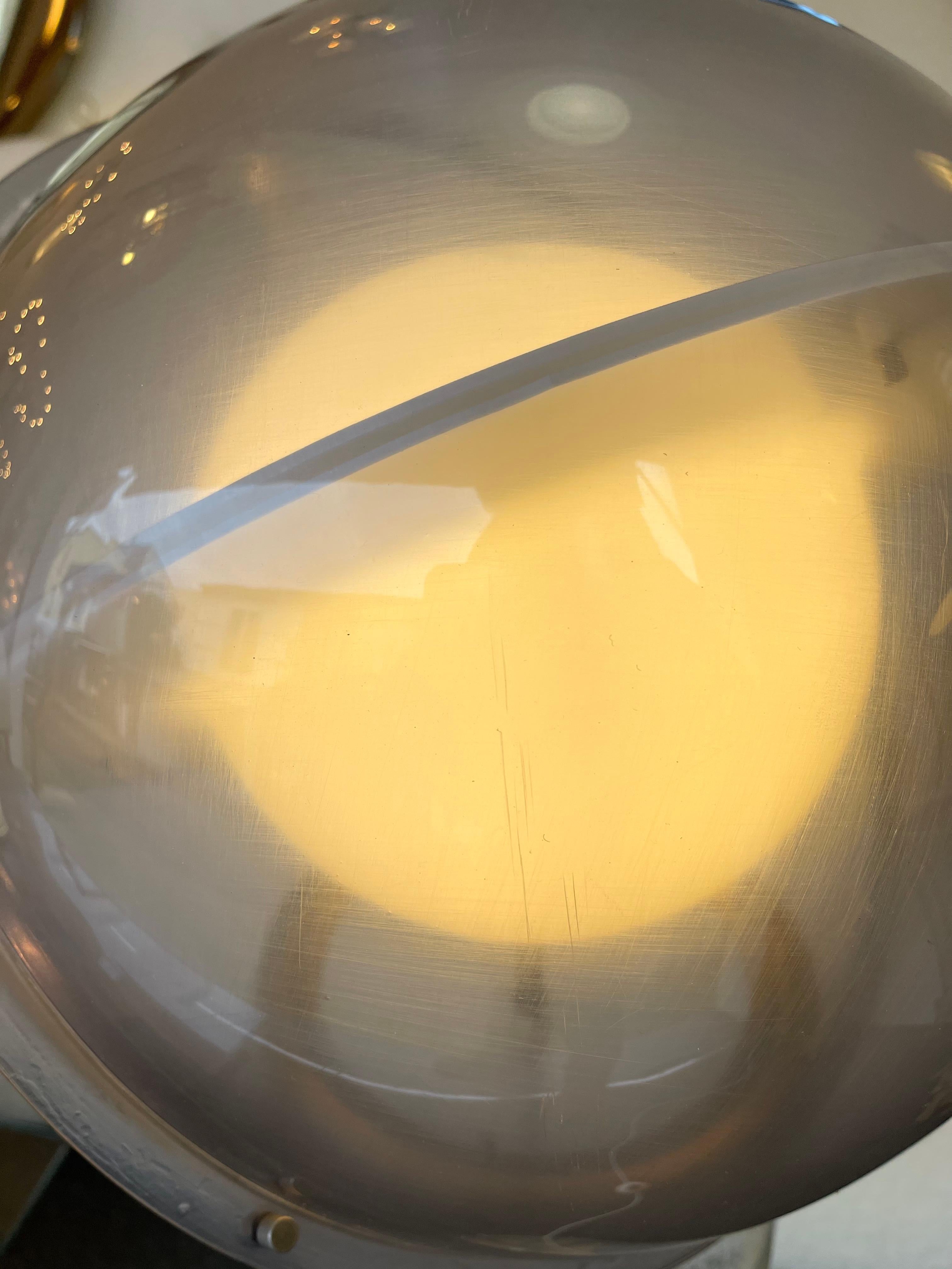 Lámpara de pie Saturn de Lucite de la Era Espacial, Italia, años 70 en venta 2