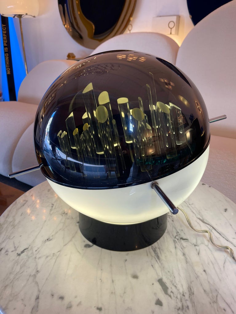 Space Age Lucite and Metal Sculpture Lamp by Gaetano Missaglia, Italy, 1970s In Good Condition For Sale In SAINT-OUEN, FR