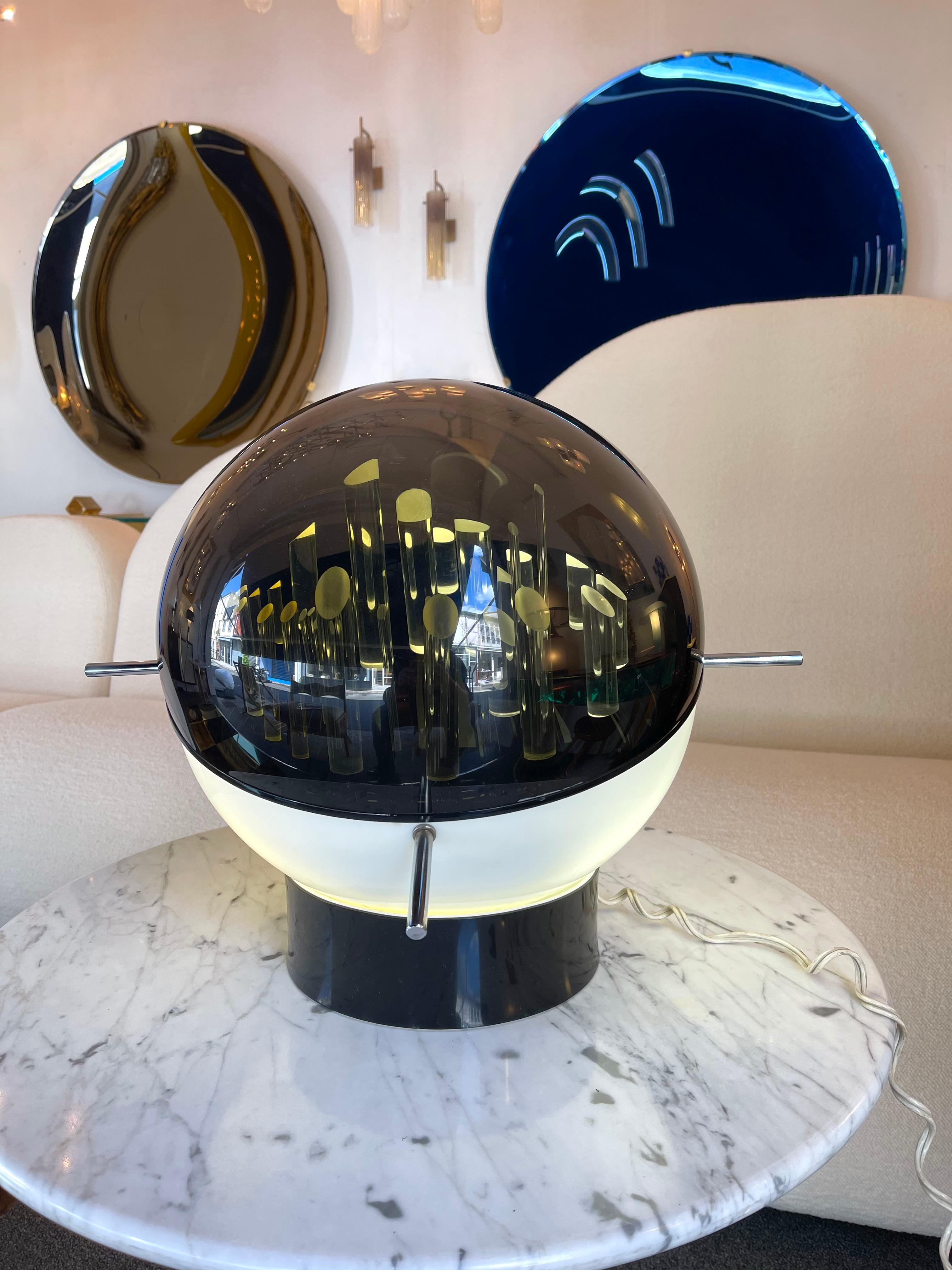 Lampe de sculpture en lucite et métal de l'ère spatiale de Gaetano Missaglia, Italie, 1970 Bon état - En vente à SAINT-OUEN, FR