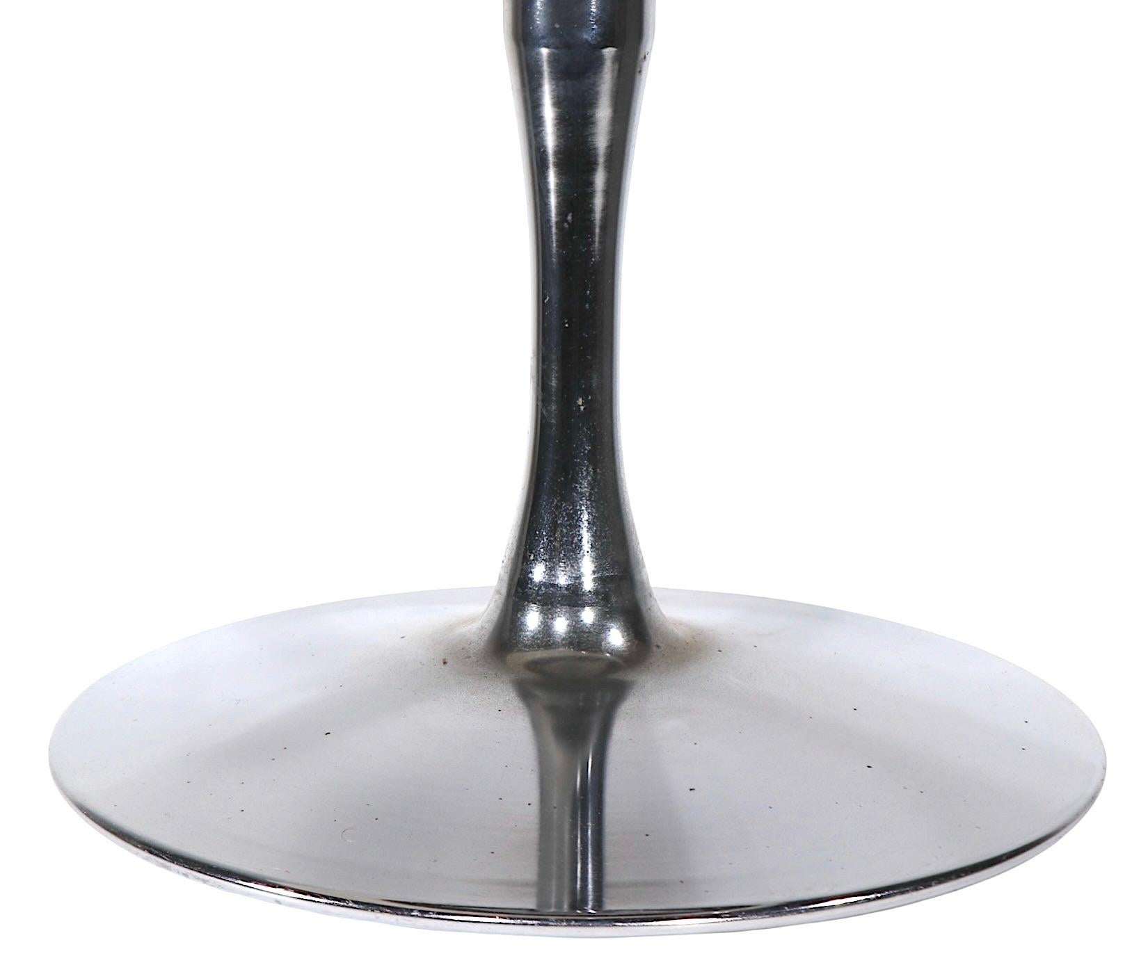 A Space Lucite Swivel Chair Champagne Saarinen Style Chair c. 1960/70's en vente 3