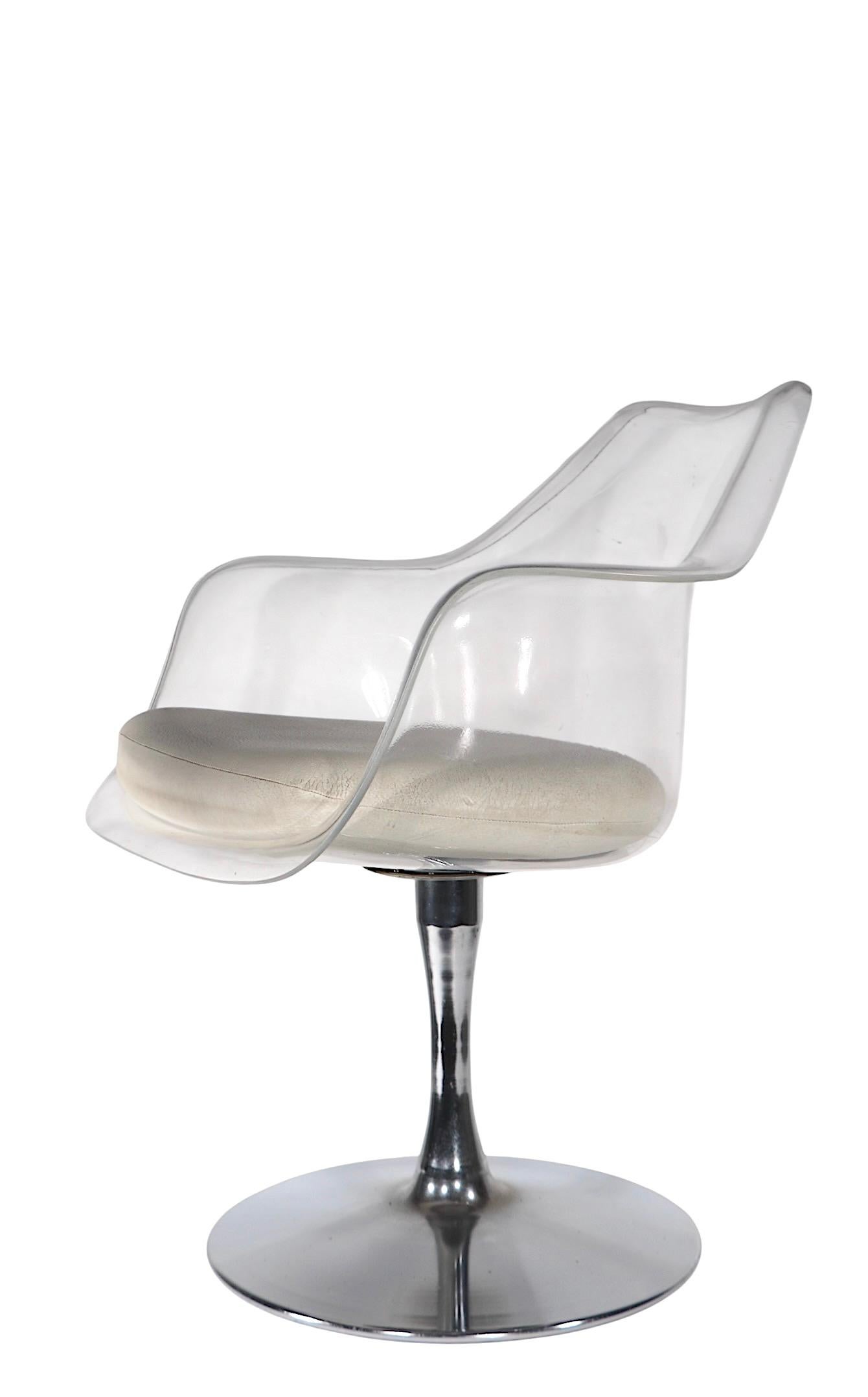 A Space Lucite Swivel Chair Champagne Saarinen Style Chair c. 1960/70's en vente 4