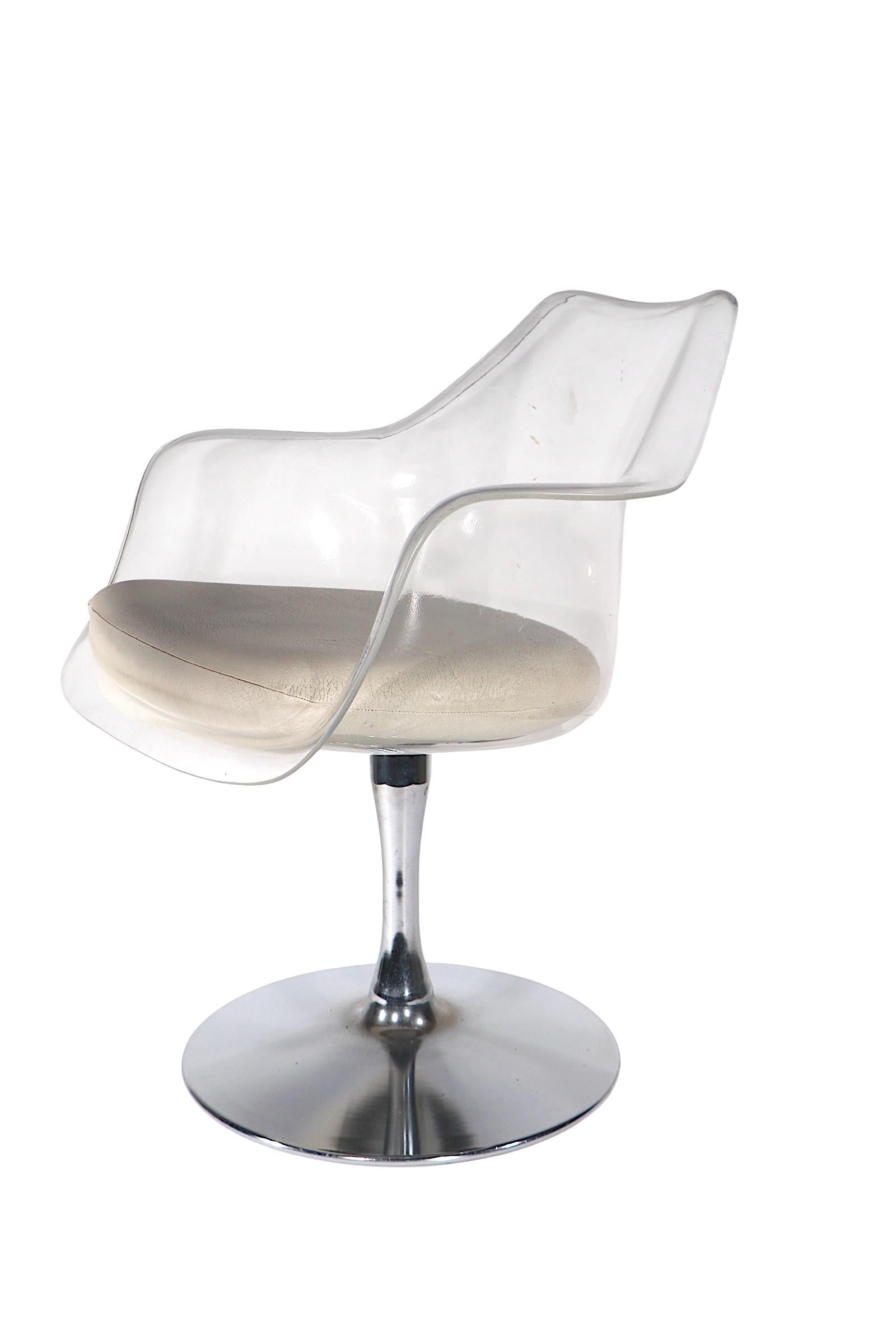 A Space Lucite Swivel Chair Champagne Saarinen Style Chair c. 1960/70's en vente 5