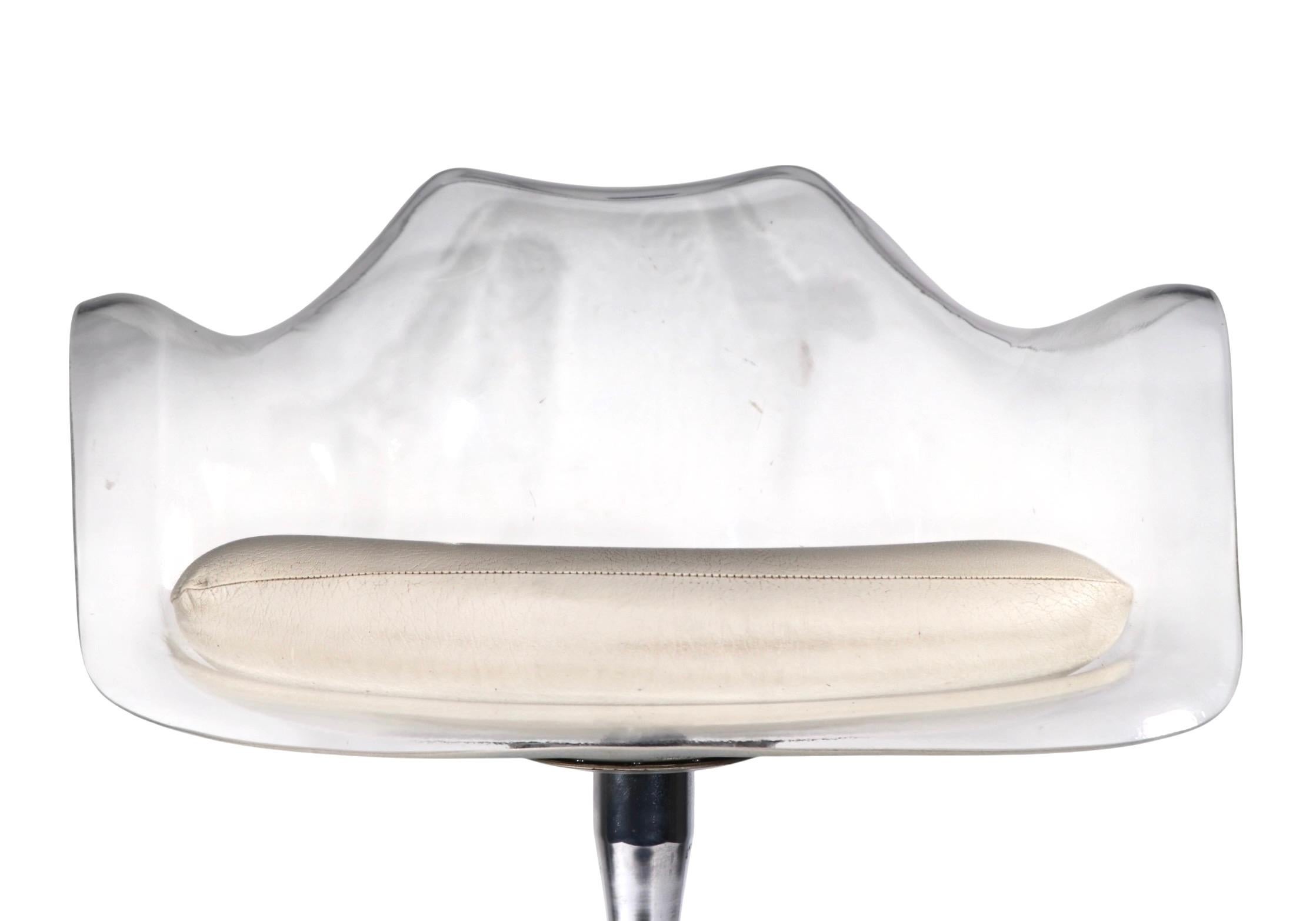 A Space Lucite Swivel Chair Champagne Saarinen Style Chair c. 1960/70's en vente 7
