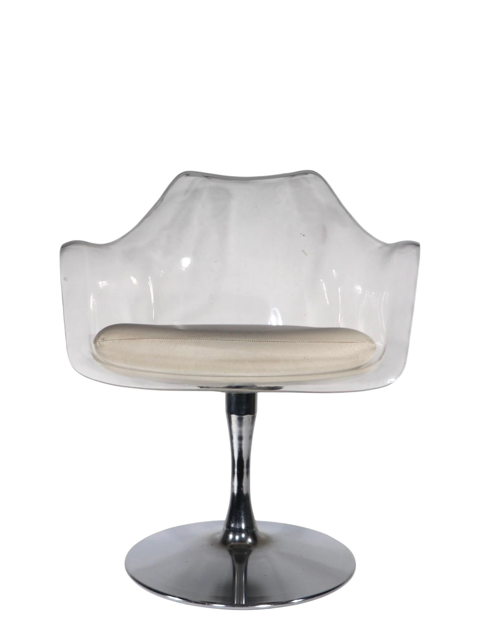 A Space Lucite Swivel Chair Champagne Saarinen Style Chair c. 1960/70's en vente 8