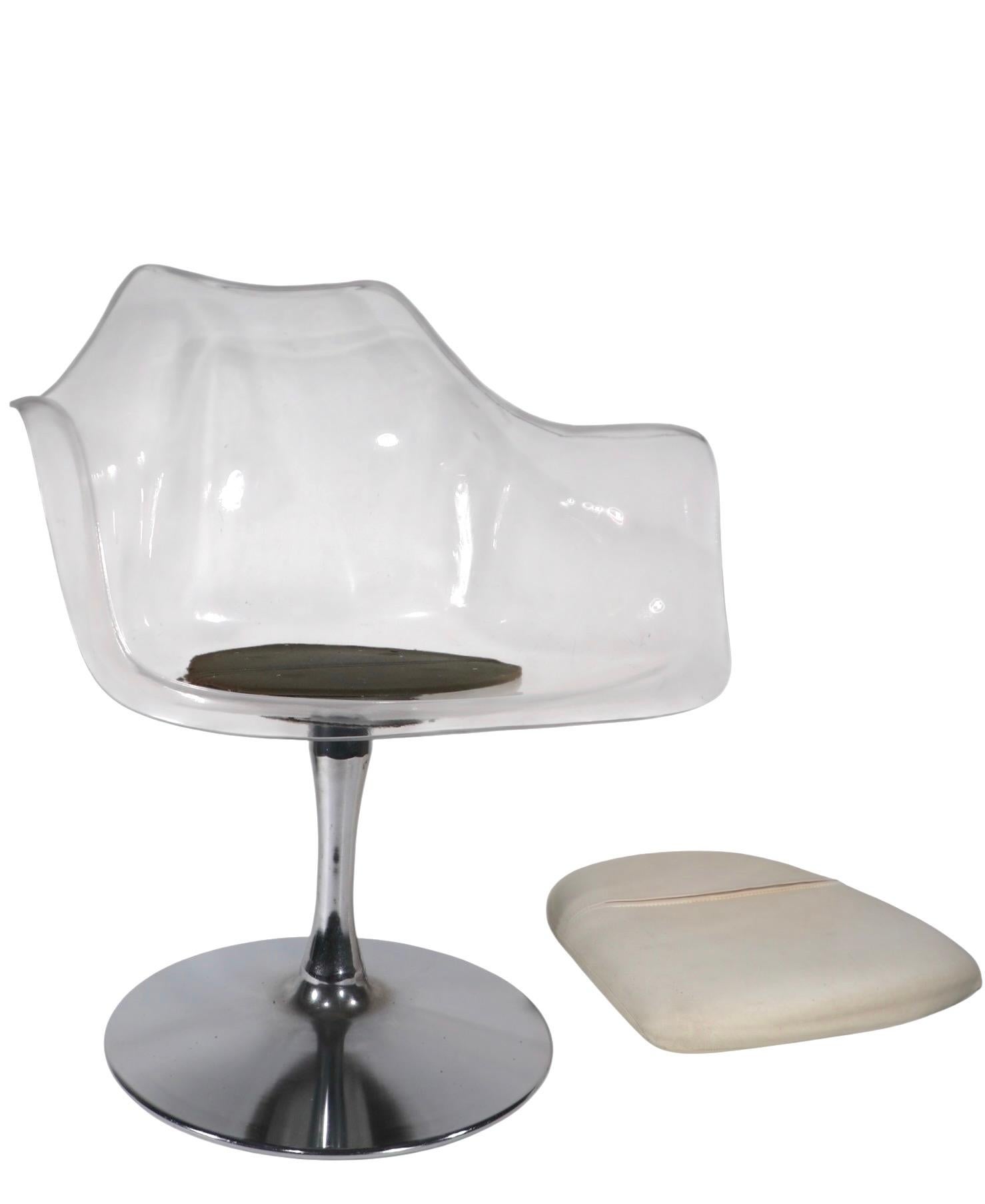 Chaise pivotante en lucite, chic et élégante, ayant un siège baquet en plastique transparent ( lucite ) avec un pad en vinyle blanc cassé, sur une base de piédestal en chrome brillant. La chaise est en très bon état, d'origine, propre et prête à