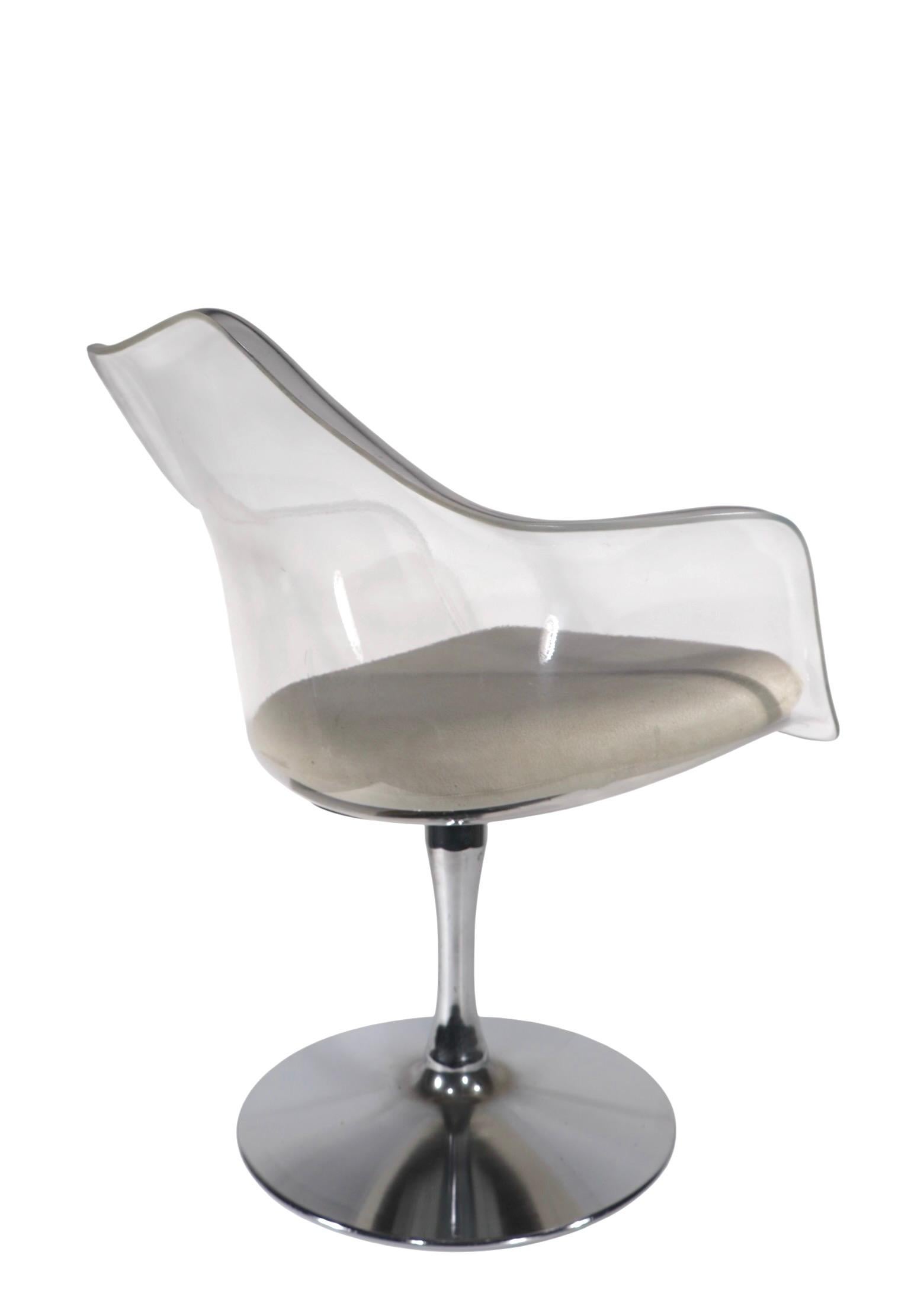 Américain A Space Lucite Swivel Chair Champagne Saarinen Style Chair c. 1960/70's en vente