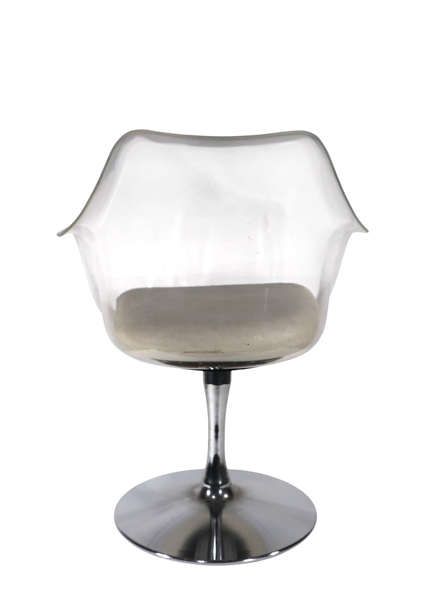 A Space Lucite Swivel Chair Champagne Saarinen Style Chair c. 1960/70's Bon état - En vente à New York, NY