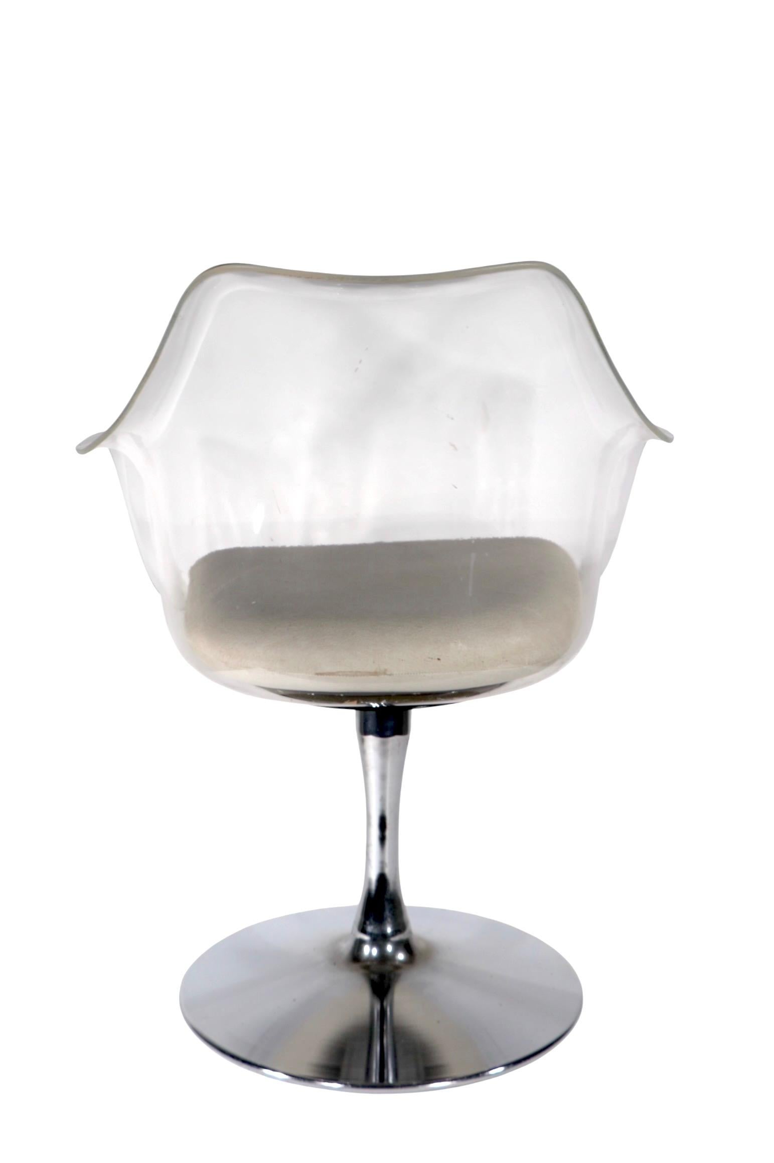 20ième siècle A Space Lucite Swivel Chair Champagne Saarinen Style Chair c. 1960/70's en vente