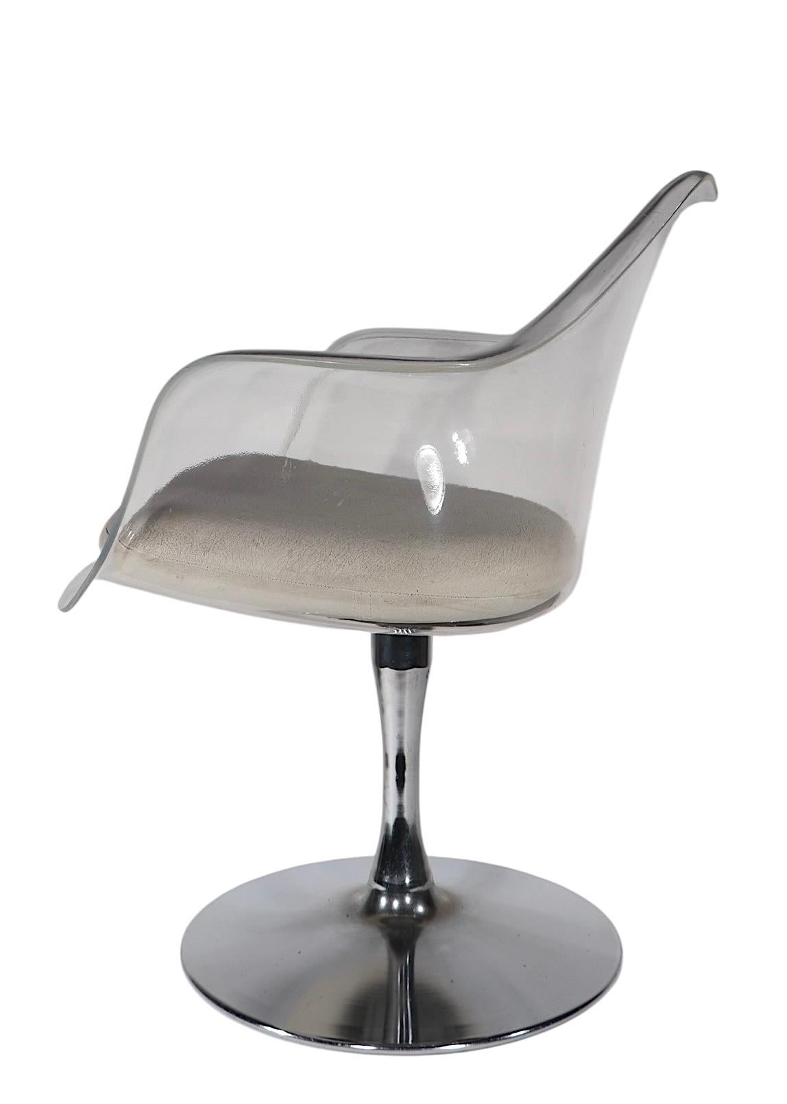 A Space Lucite Swivel Chair Champagne Saarinen Style Chair c. 1960/70's en vente 1