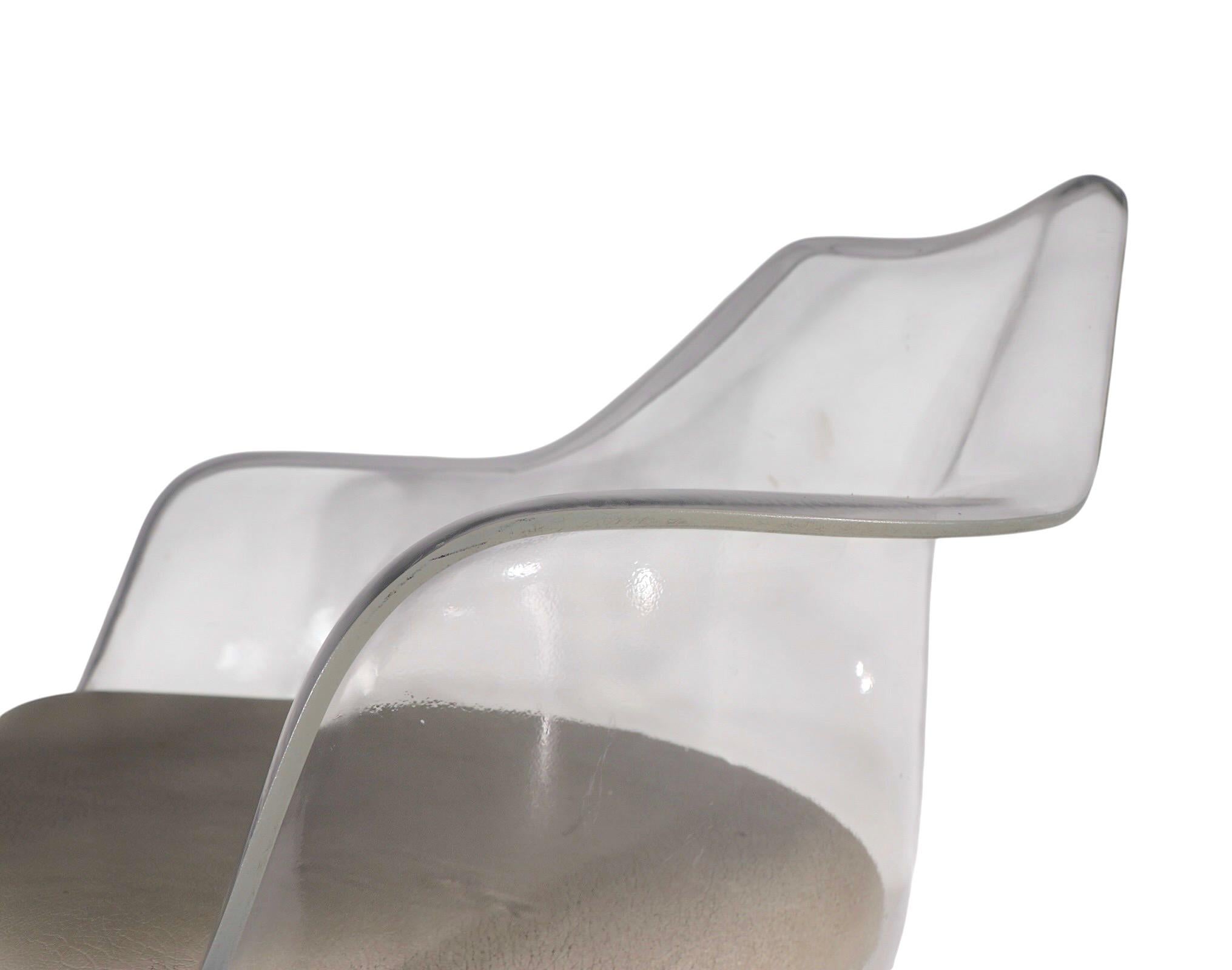 A Space Lucite Swivel Chair Champagne Saarinen Style Chair c. 1960/70's en vente 2