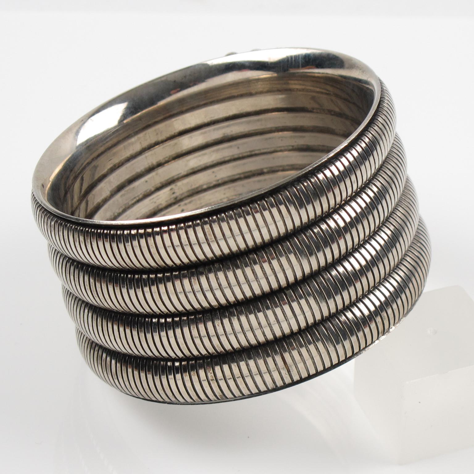 A Space Machine Age Massive Bracelet en métal Silvertone Bon état - En vente à Atlanta, GA