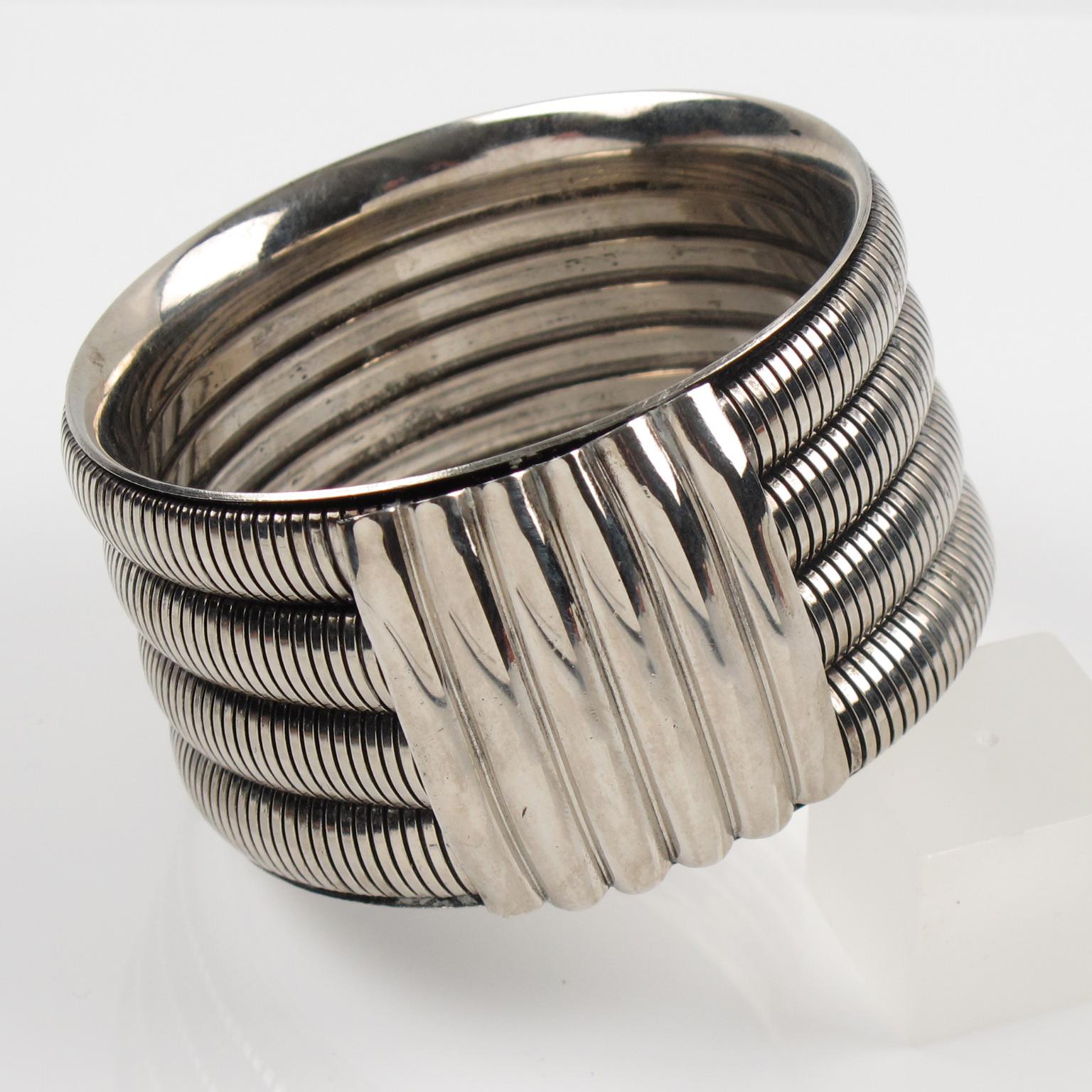 Stunning modernist bracelet bangle. Chunky oversized bangle in chromed metal all carved and textured with serpentine chain design. Impressive 1970s Space Age, Machine Age statement piece. There is no visible maker's mark.
Measurements: 2.69 in.