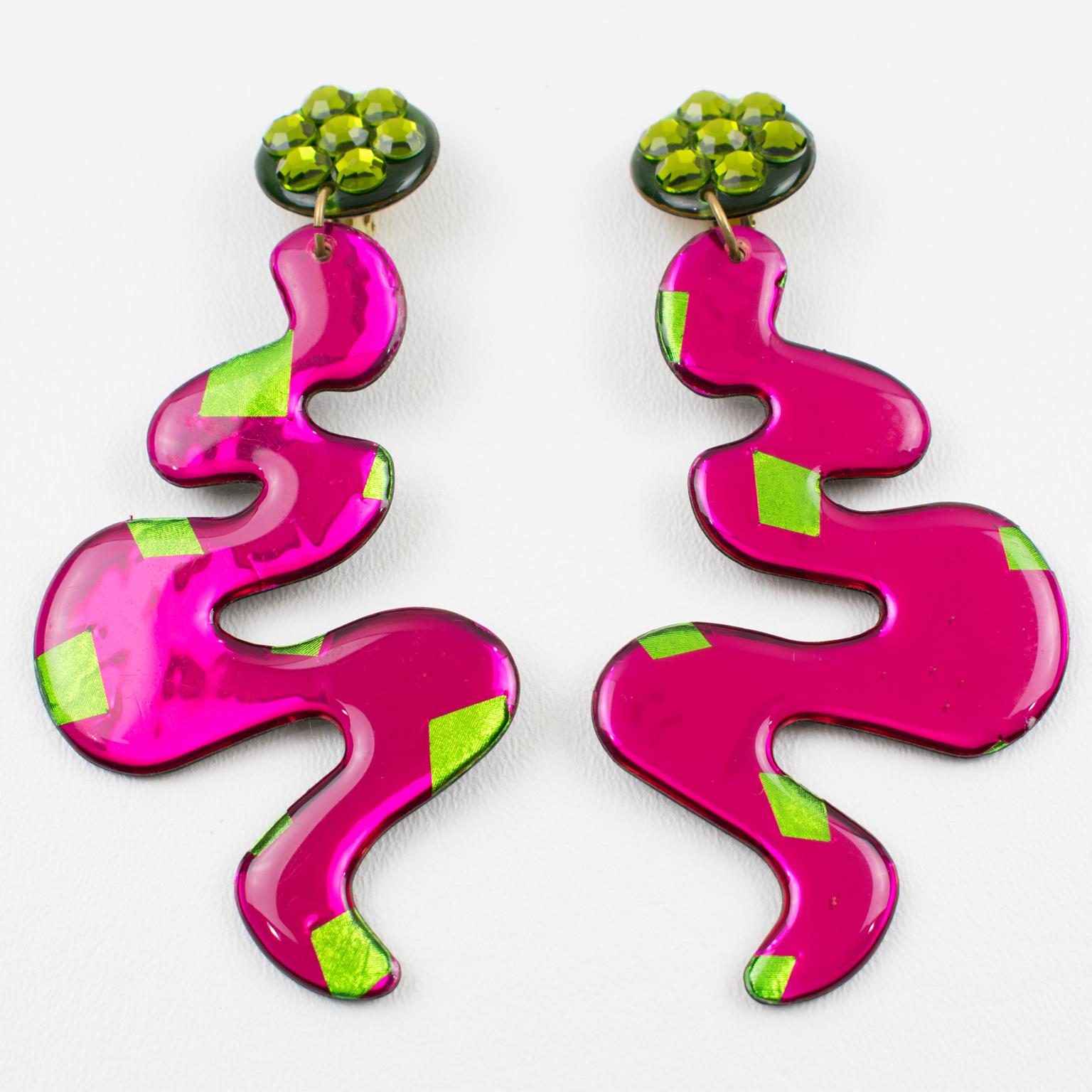 Moderniste Space Aassive Dangle Pink and Green Jeweled Clip-on Earrings (boucles d'oreilles à clip) en vente