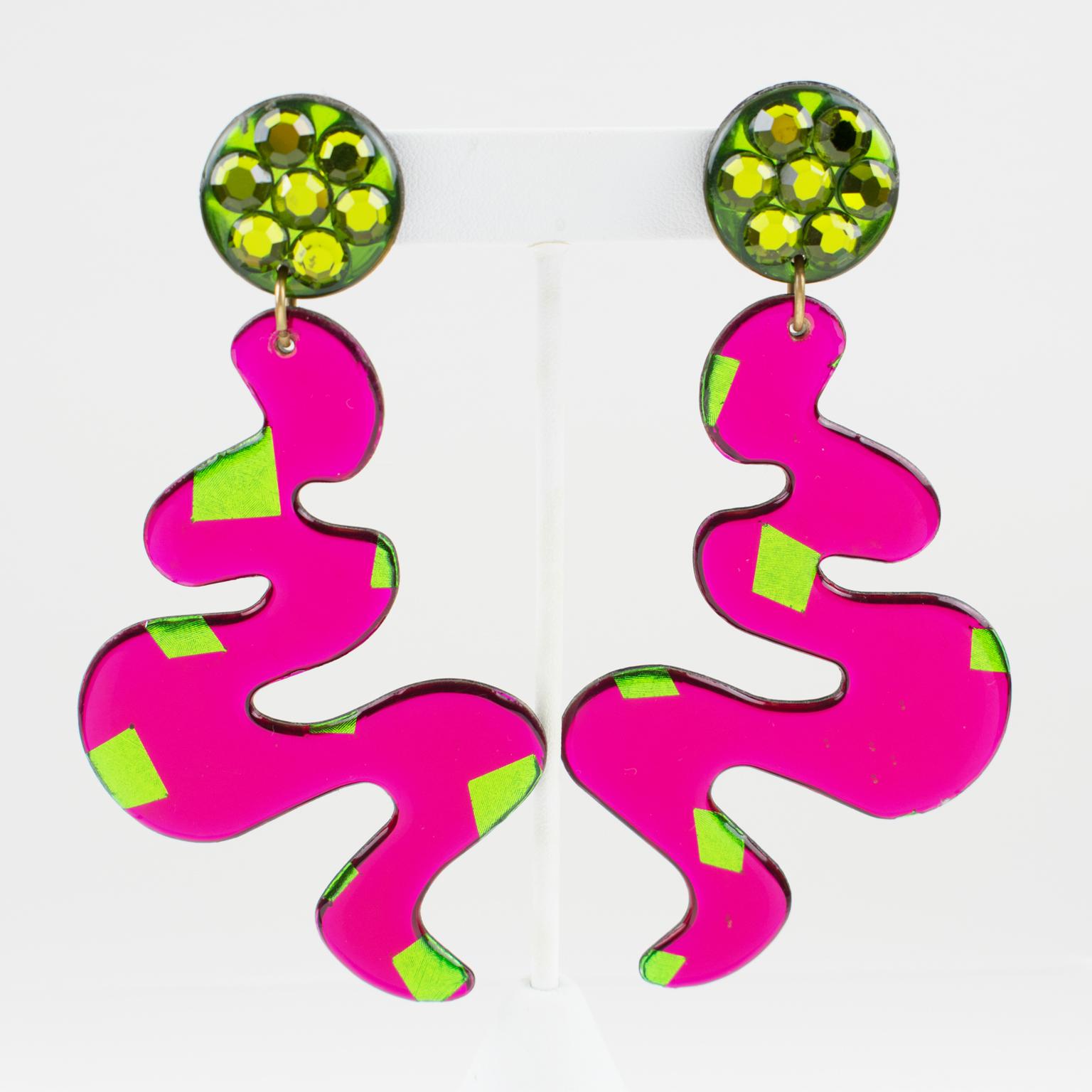 Space Aassive Dangle Pink and Green Jeweled Clip-on Earrings (boucles d'oreilles à clip) en vente 1