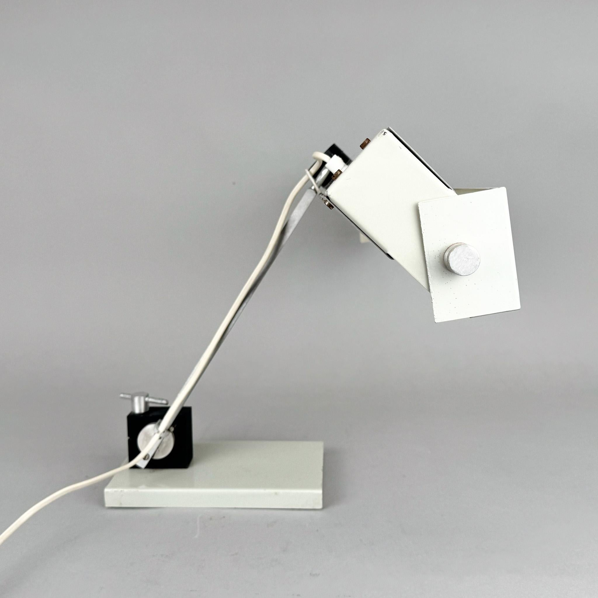 Lámpara de escritorio metálica Space Age de Klaus Musinowski para VEB Dresden, Alemania en venta 6