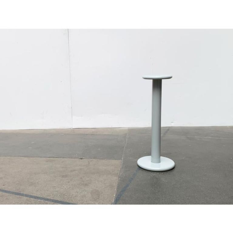 Stand ou table d'appoint en métal A Space en vente 5
