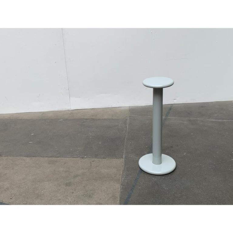 Métal Stand ou table d'appoint en métal A Space en vente