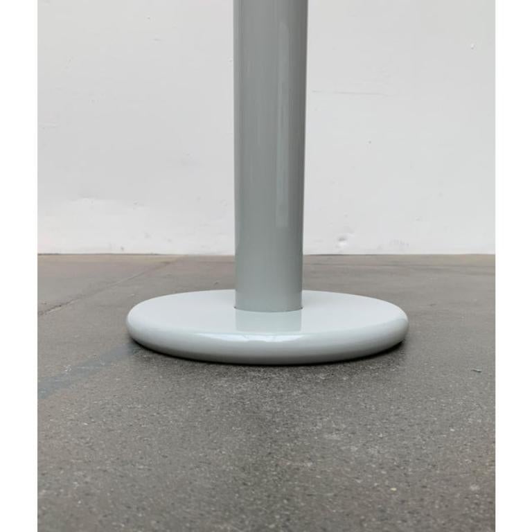 Stand ou table d'appoint en métal A Space en vente 1