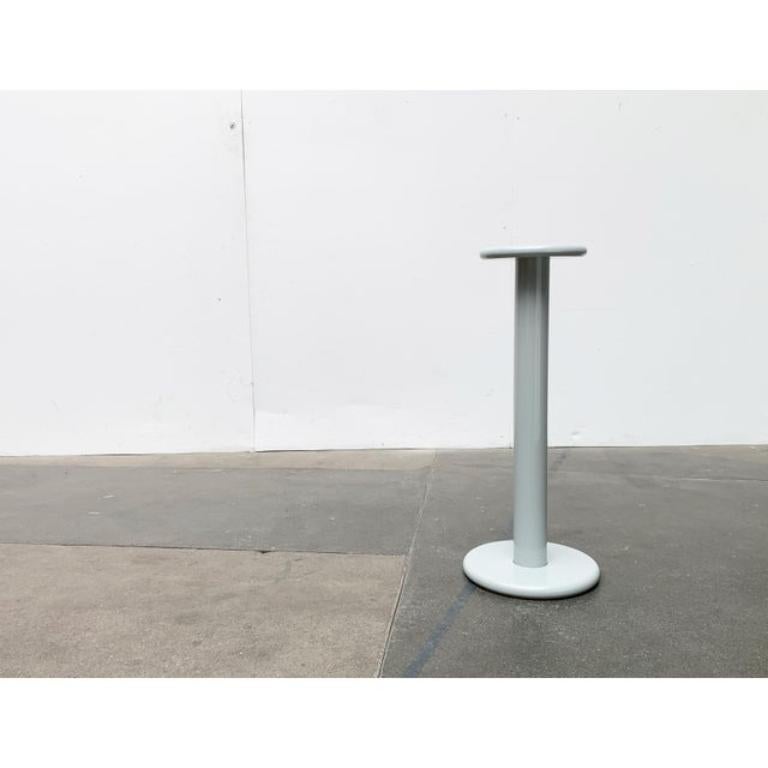 Stand ou table d'appoint en métal A Space en vente 3