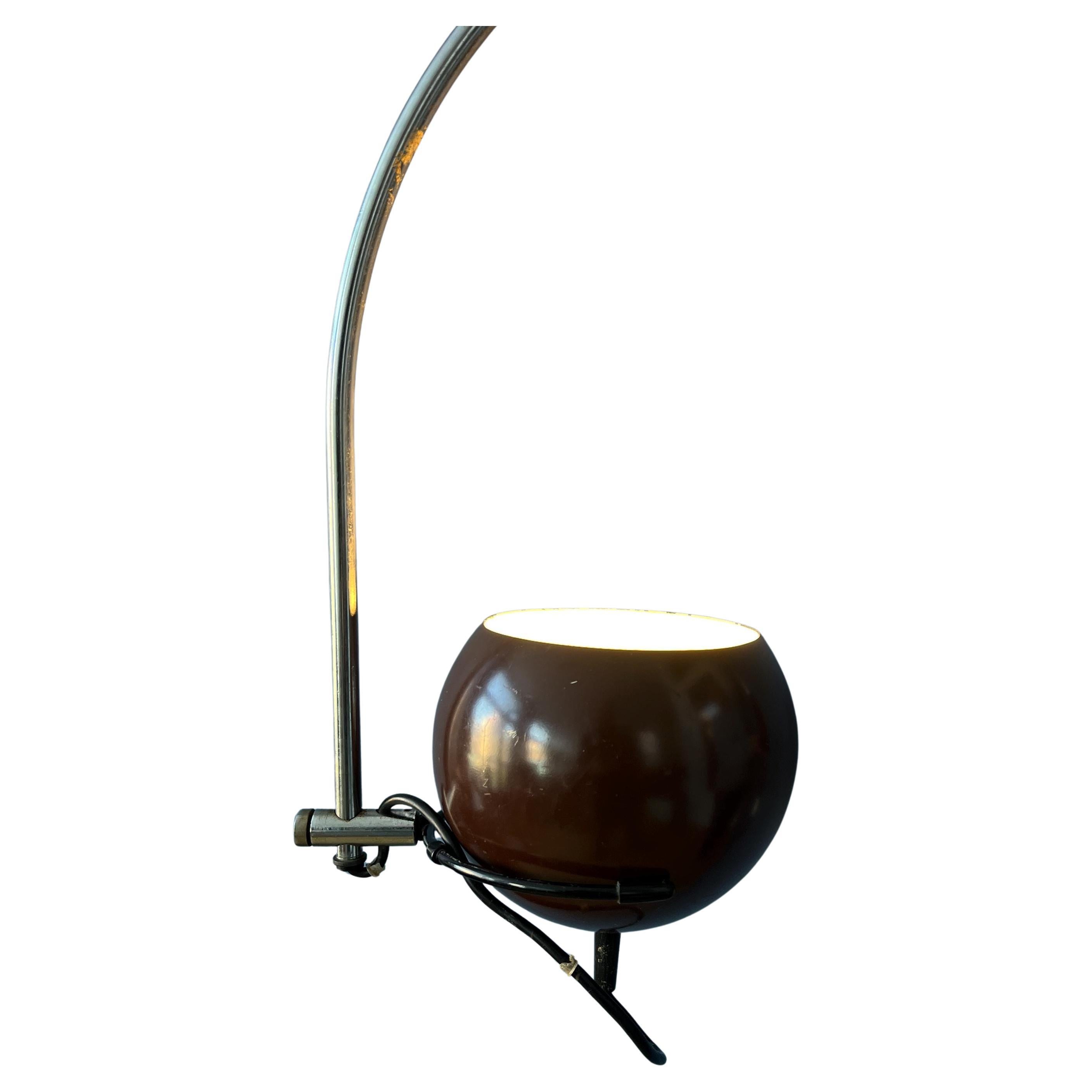 Rare lampe murale à arc de couleur marron de la marque néerlandaise Herda. Le store peut être tourné dans n'importe quelle direction souhaitable et positionné à l'intérieur ou à l'extérieur de l'arc. La lampe est équipée d'un interrupteur intégré au