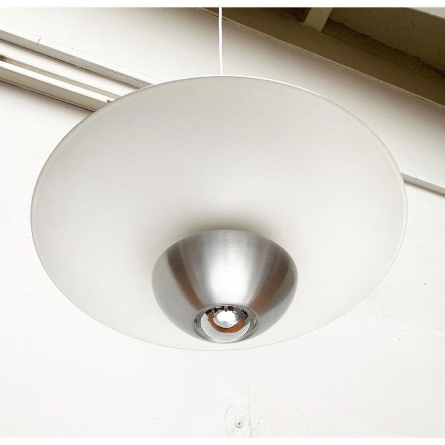 Lampada a sospensione a tulipano tedesca di metà secolo di Kaiser Leuchten, 1960 In condizioni ottime in vendita a Hamburg, DE