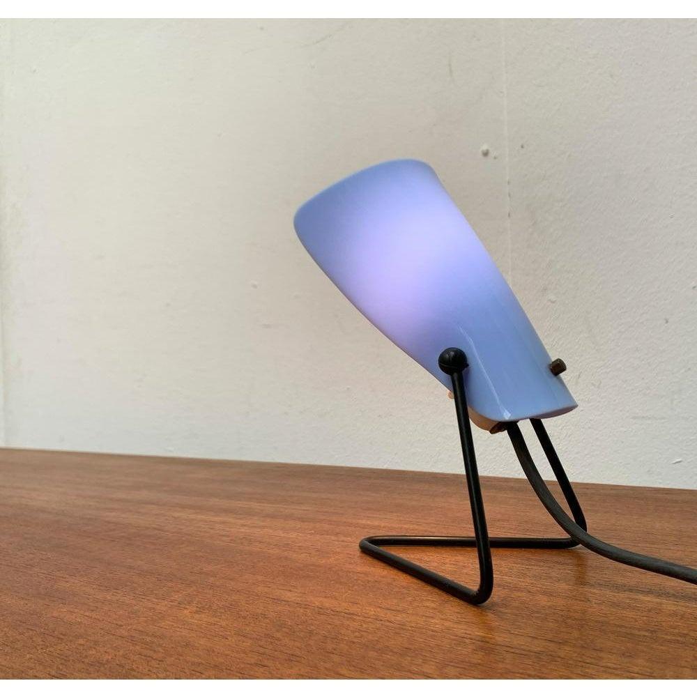 Petite lampe de table de caractère du milieu du siècle dernier.

Un design minimaliste aux formes élégantes. Grâce à sa forme et à son caractère changeant, cette petite lampe ressemble à un personnage plein de vie. L'élément le plus frappant est