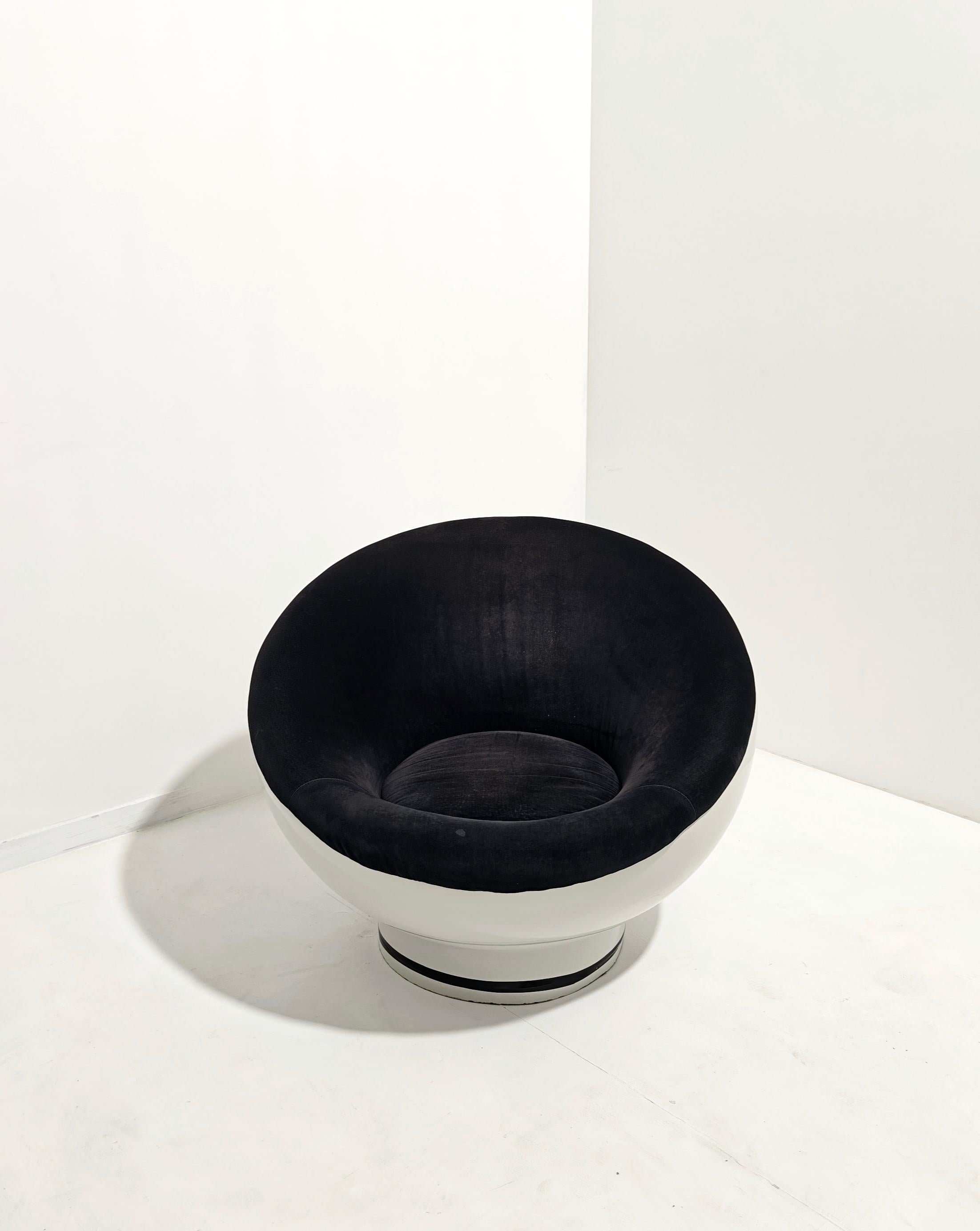 Als unverwechselbare Ikone des Designs der 1970er Jahre ist der Ball Chair heute noch genauso kühn wie bei seinem Debüt im Jahr 1963. Mit seiner futuristischen Silhouette und seiner umhüllenden Form ist dieses revolutionäre Stück mehr als nur ein
