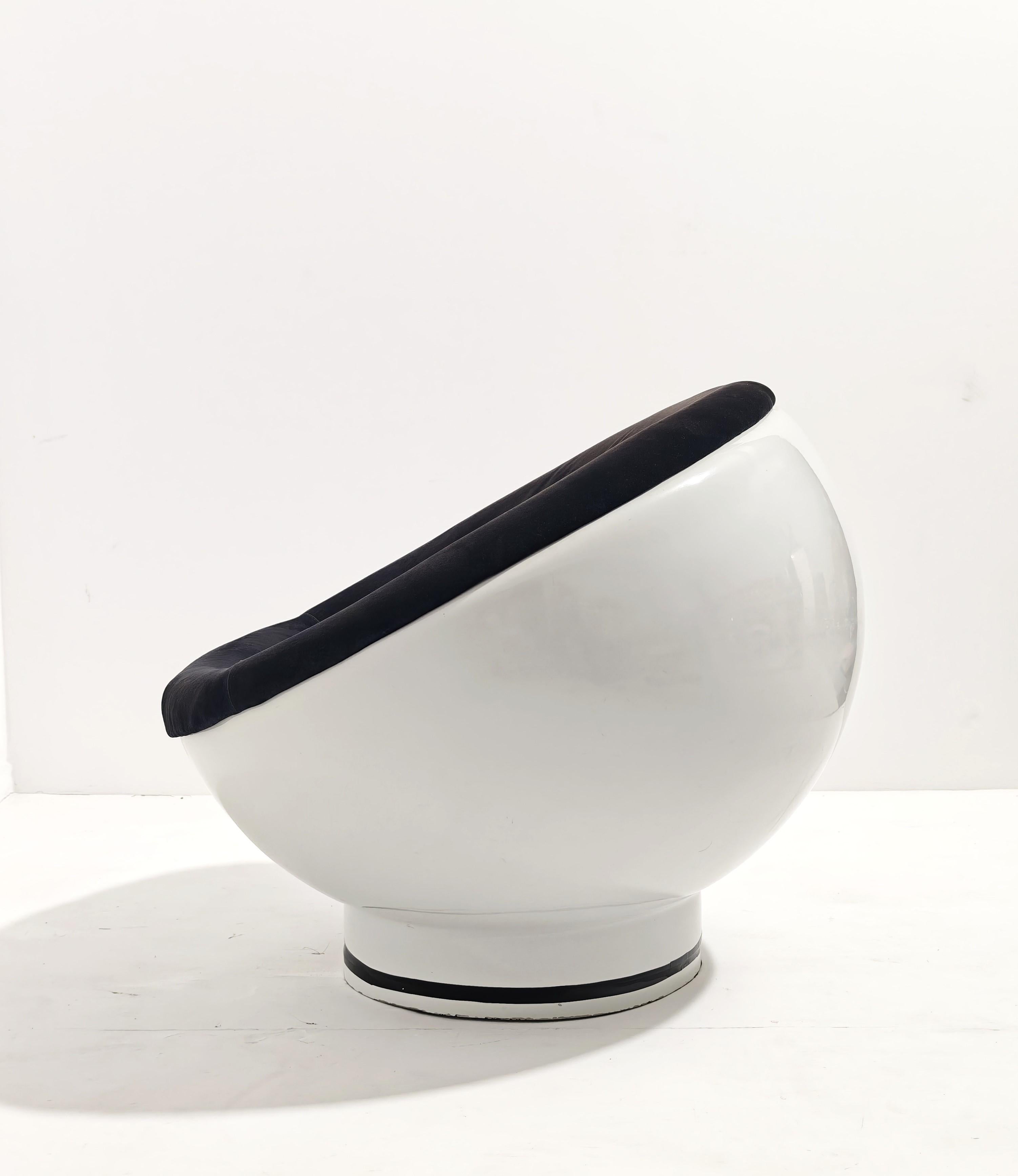 Space Age Mid-Century Modern Armchair in Fiberglas und Samt Design Italien 1970 (Moderne der Mitte des Jahrhunderts) im Angebot