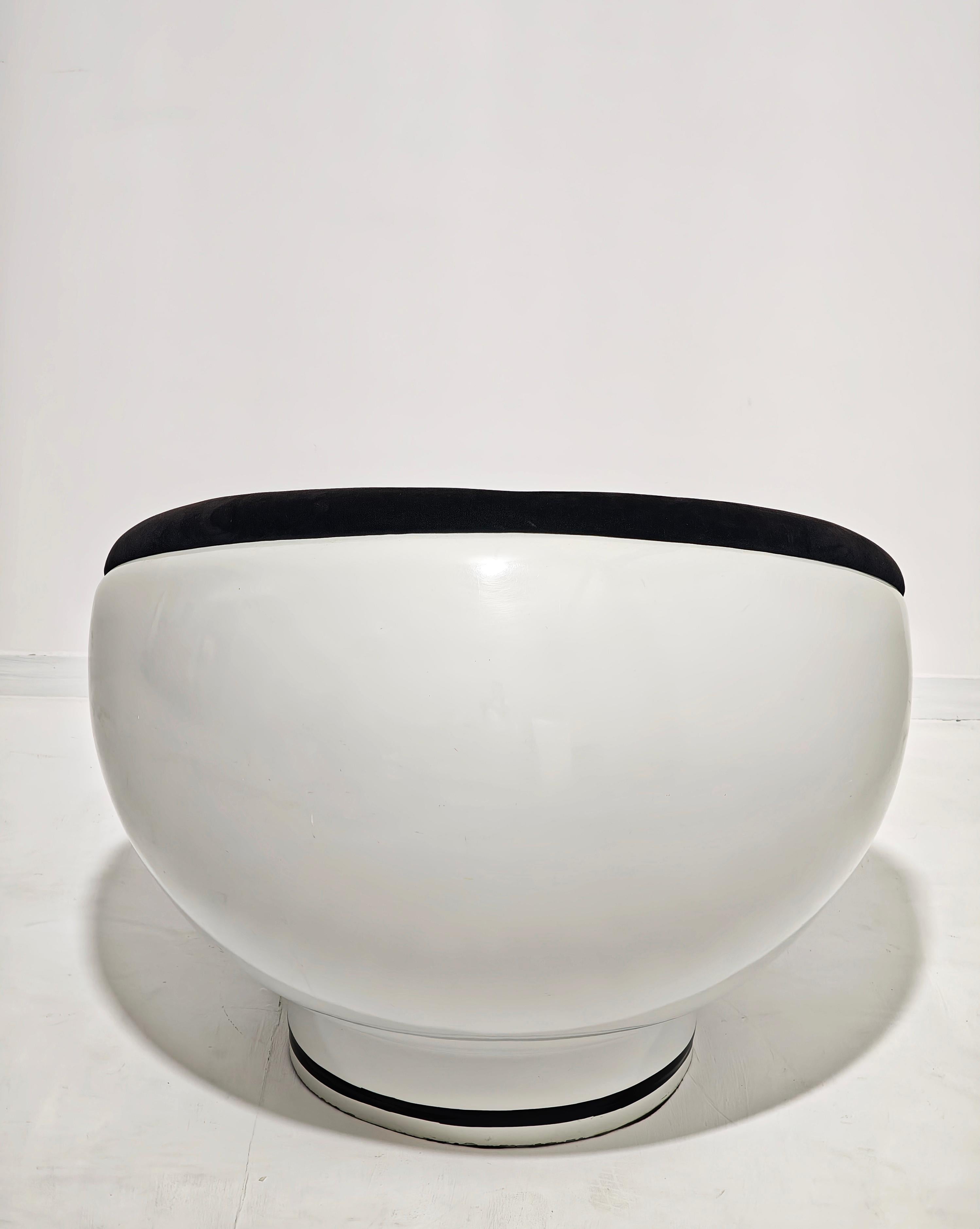 Space Age Mid-Century Modern Armchair in Fiberglas und Samt Design Italien 1970 im Zustand „Gut“ im Angebot in Palermo, IT
