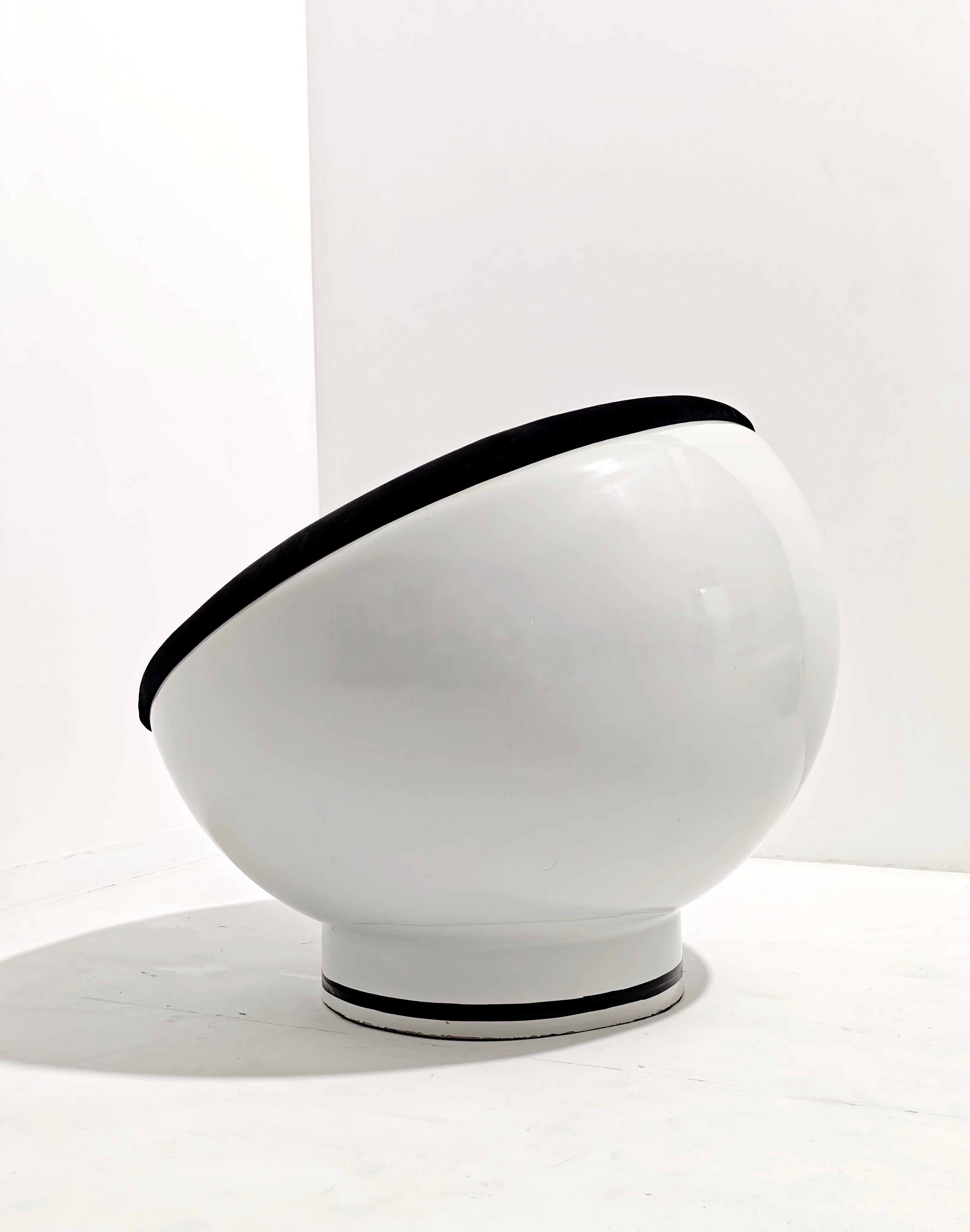Space Age Mid-Century Modern Armchair in Fiberglas und Samt Design Italien 1970 (20. Jahrhundert) im Angebot